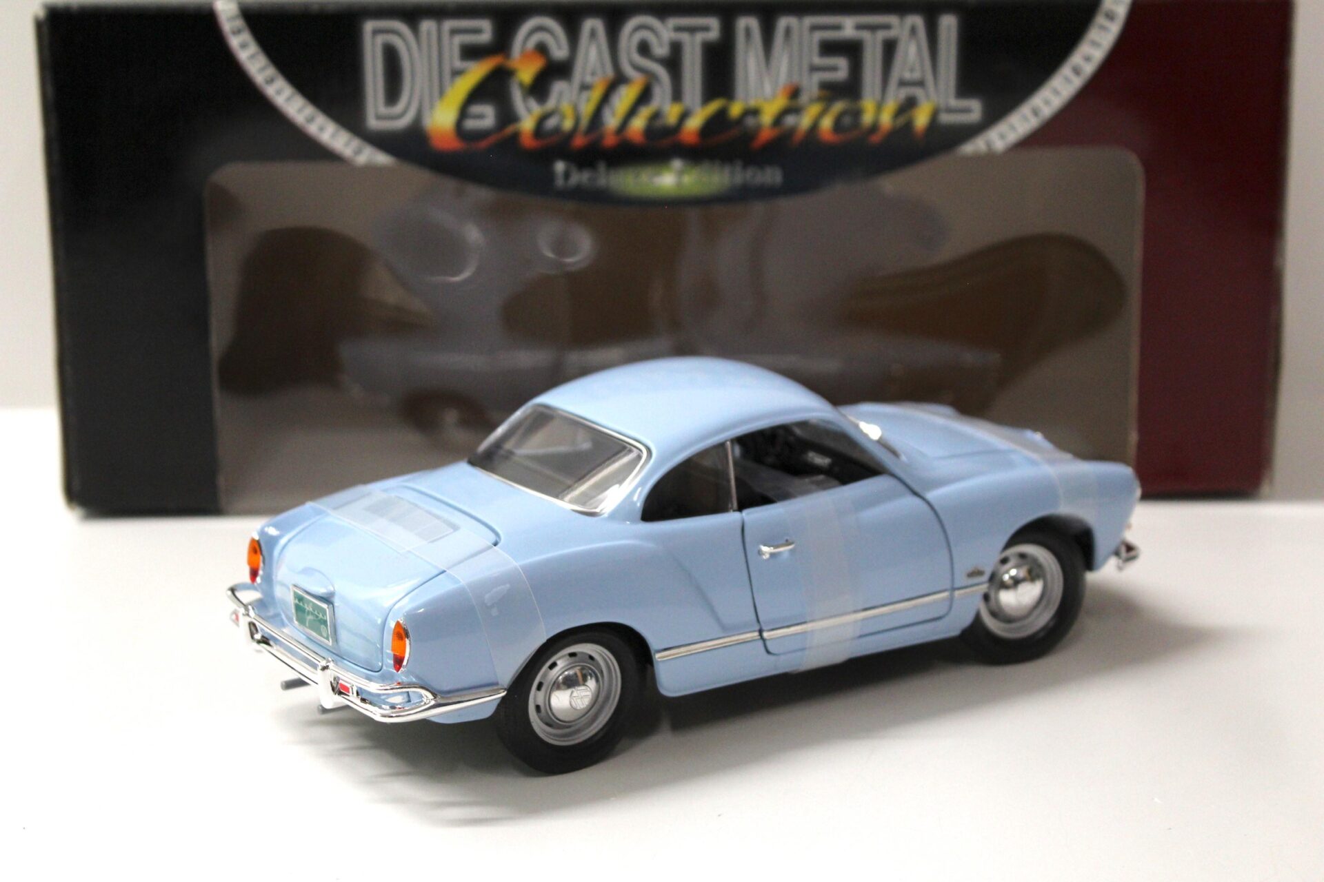 1:18 Road Signature VW Karmann Ghia Coupe 1966 light blue