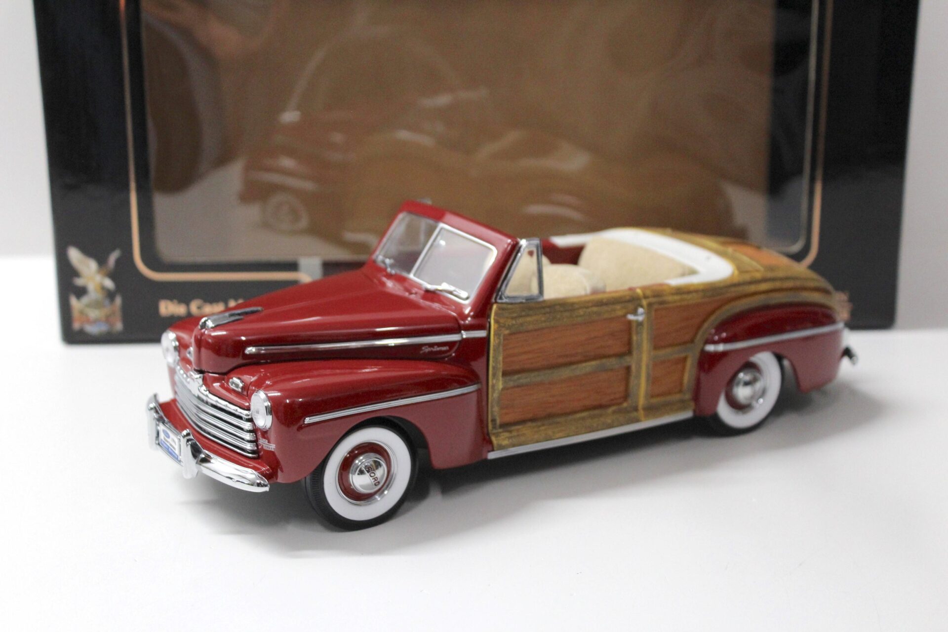 1:18 Road Signature 1946 Ford Sportsman Convertible dark red