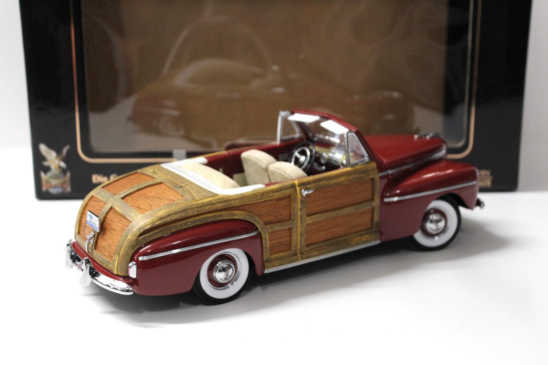 1:18 Road Signature 1946 Ford Sportsman Convertible dark red