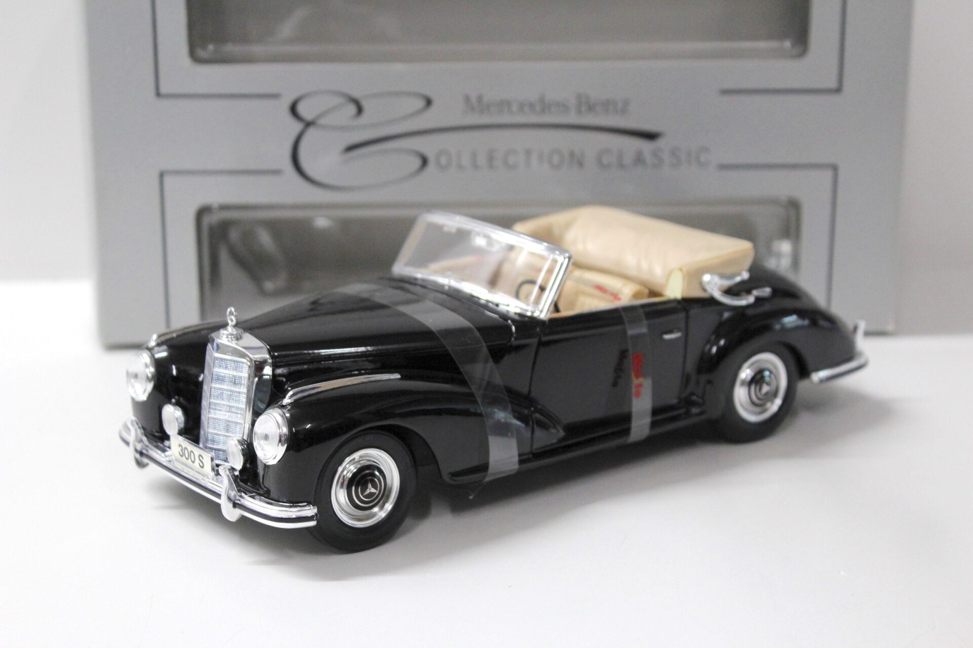 ID 44132 orig.jpg 1:18 Maisto Mercedes 300S Cabrio 1955 black DEALER