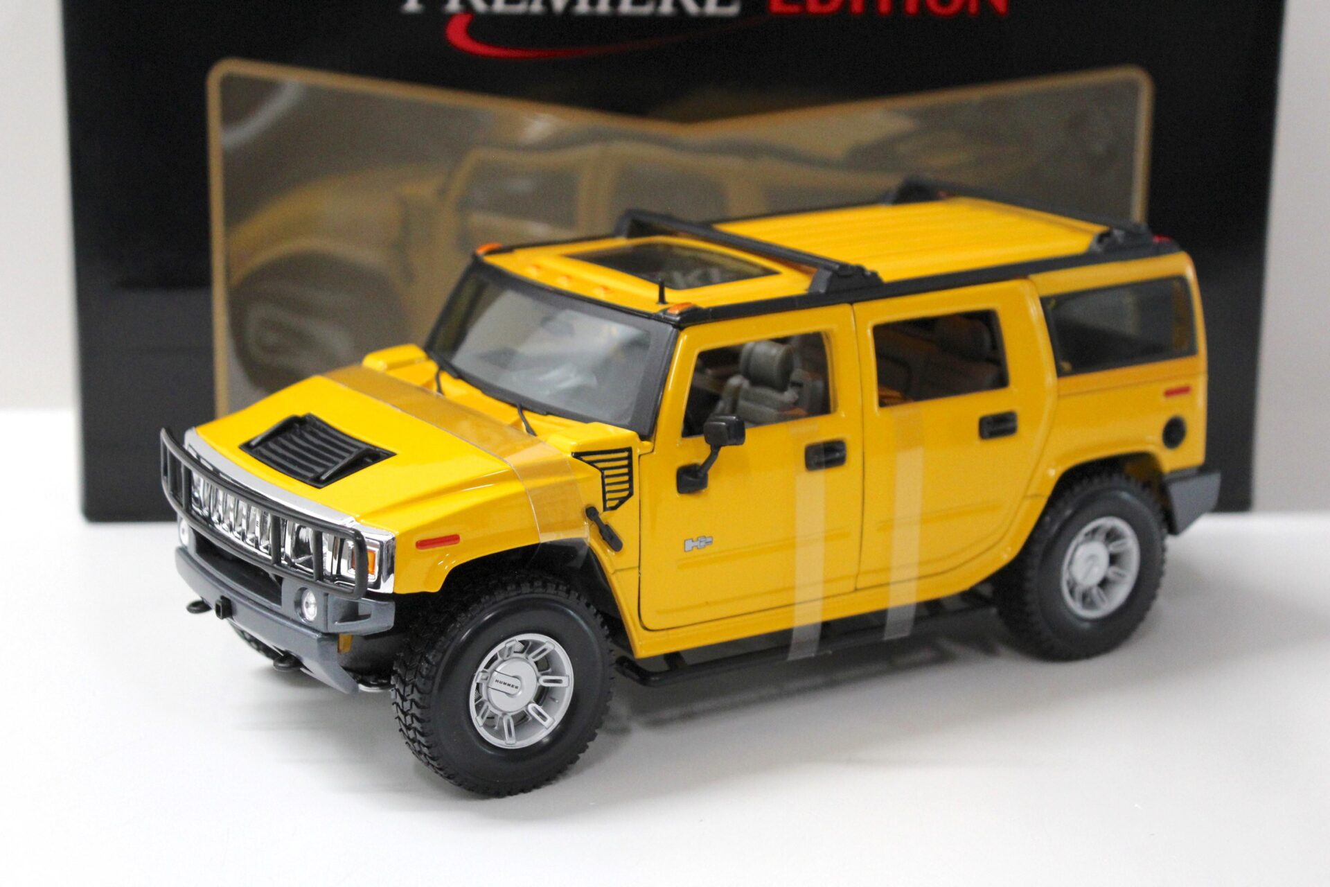 1:18 Maisto Hummer H2 SUV yellow