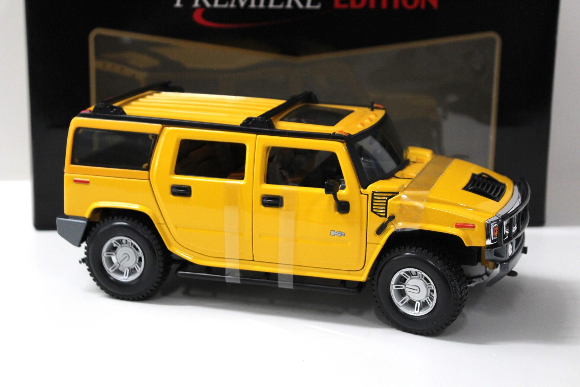 1:18 Maisto Hummer H2 SUV yellow