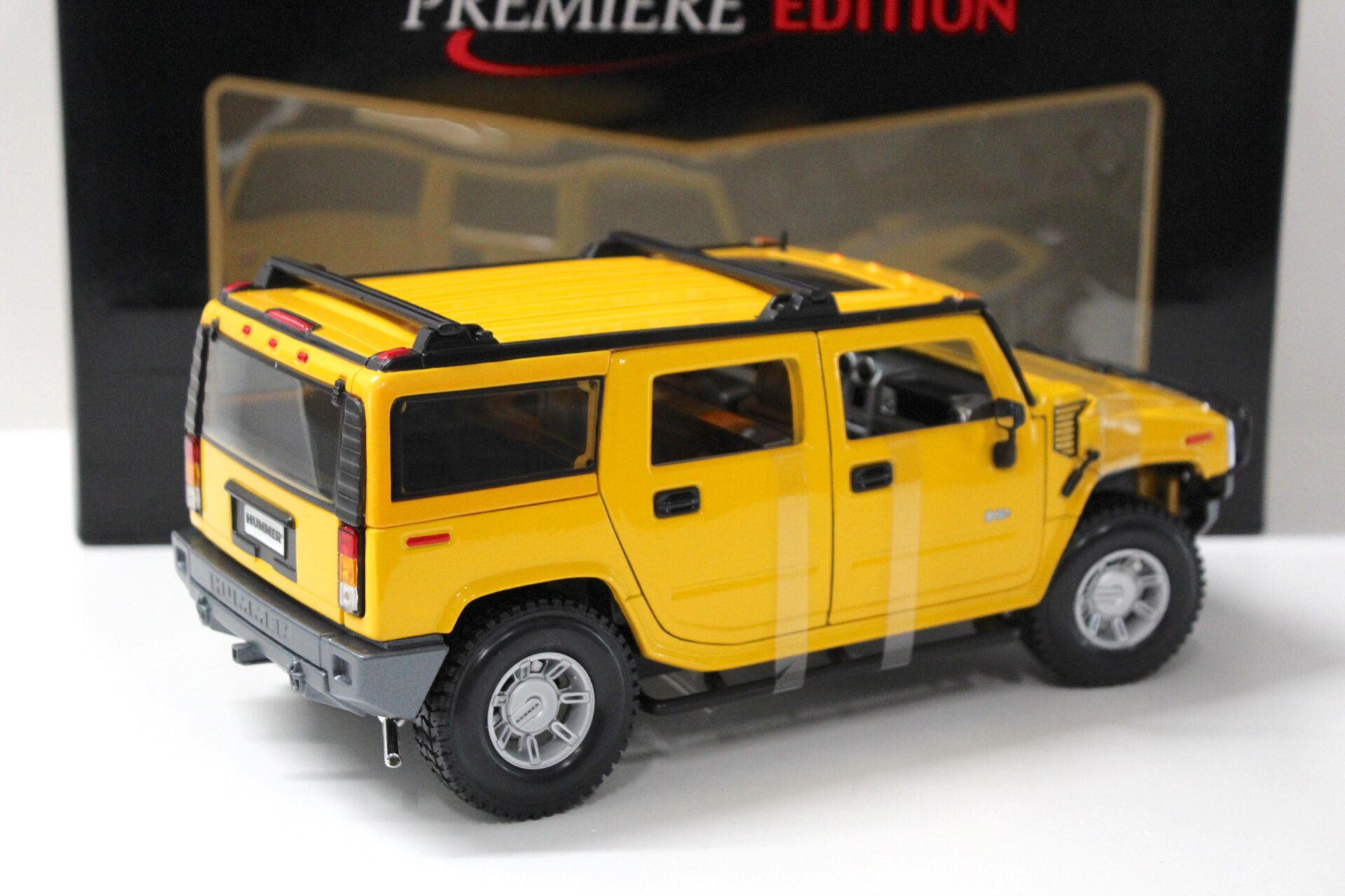 1:18 Maisto Hummer H2 SUV yellow