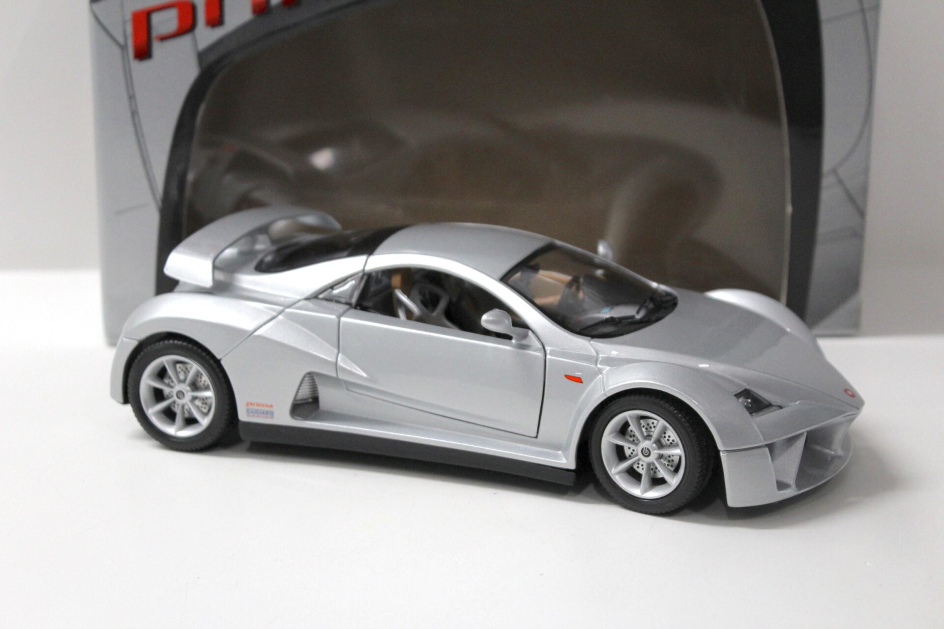 1:18 Bburago Prima Guigiaro Design silver