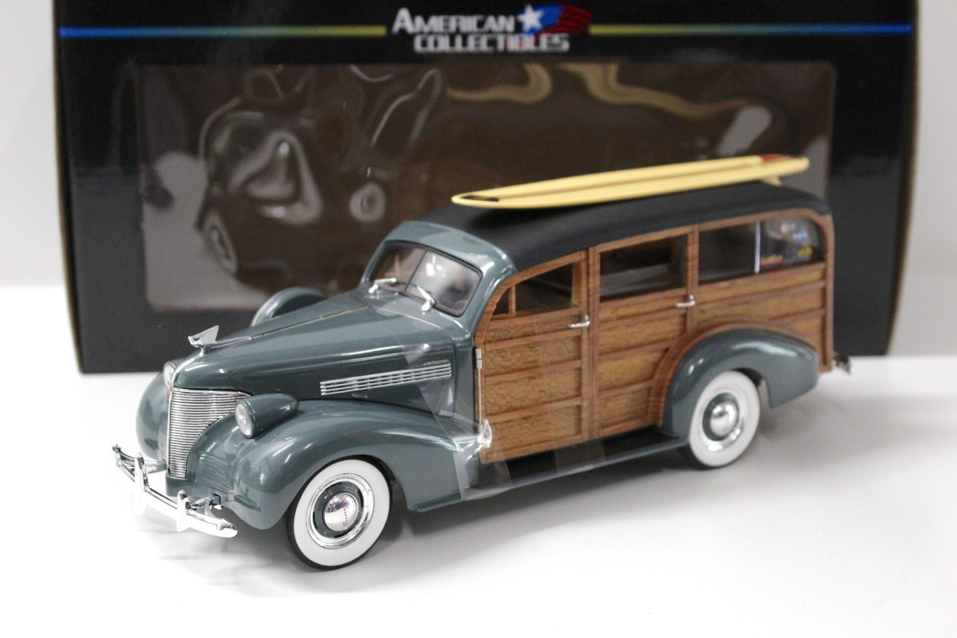 ID 44369 orig.jpg 1:18 Sun Star 1939 Chevrolet Woody Surf Wagon Granville grey