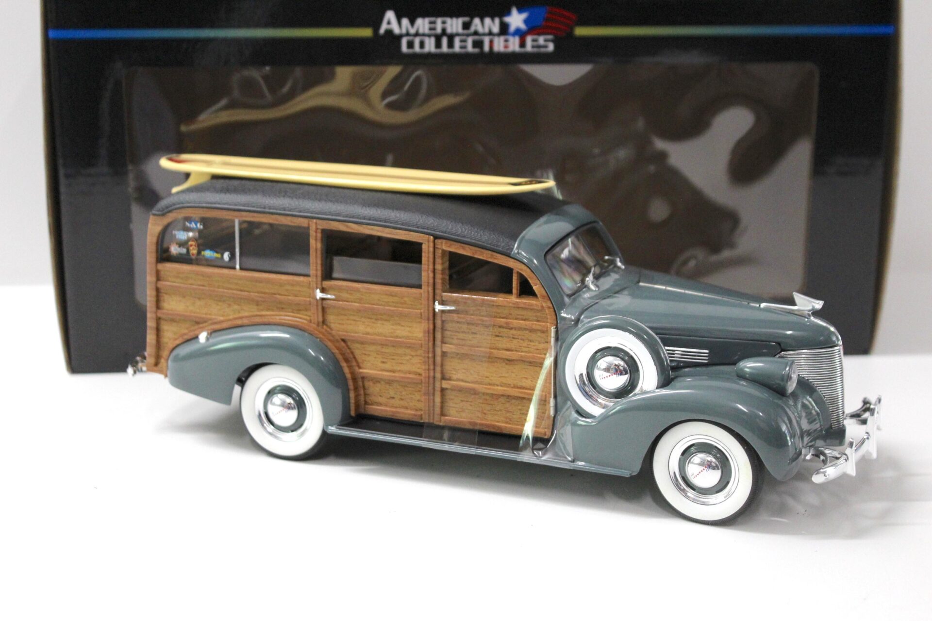 1:18 Sun Star 1939 Chevrolet Woody Surf Wagon Granville grey