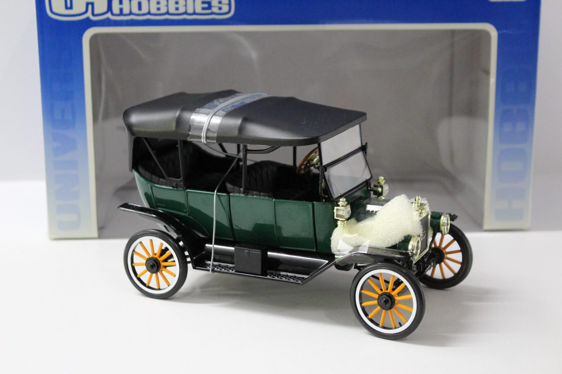 1:18 Universal Hobbies UH Ford Model "T" Touring Soft Top green