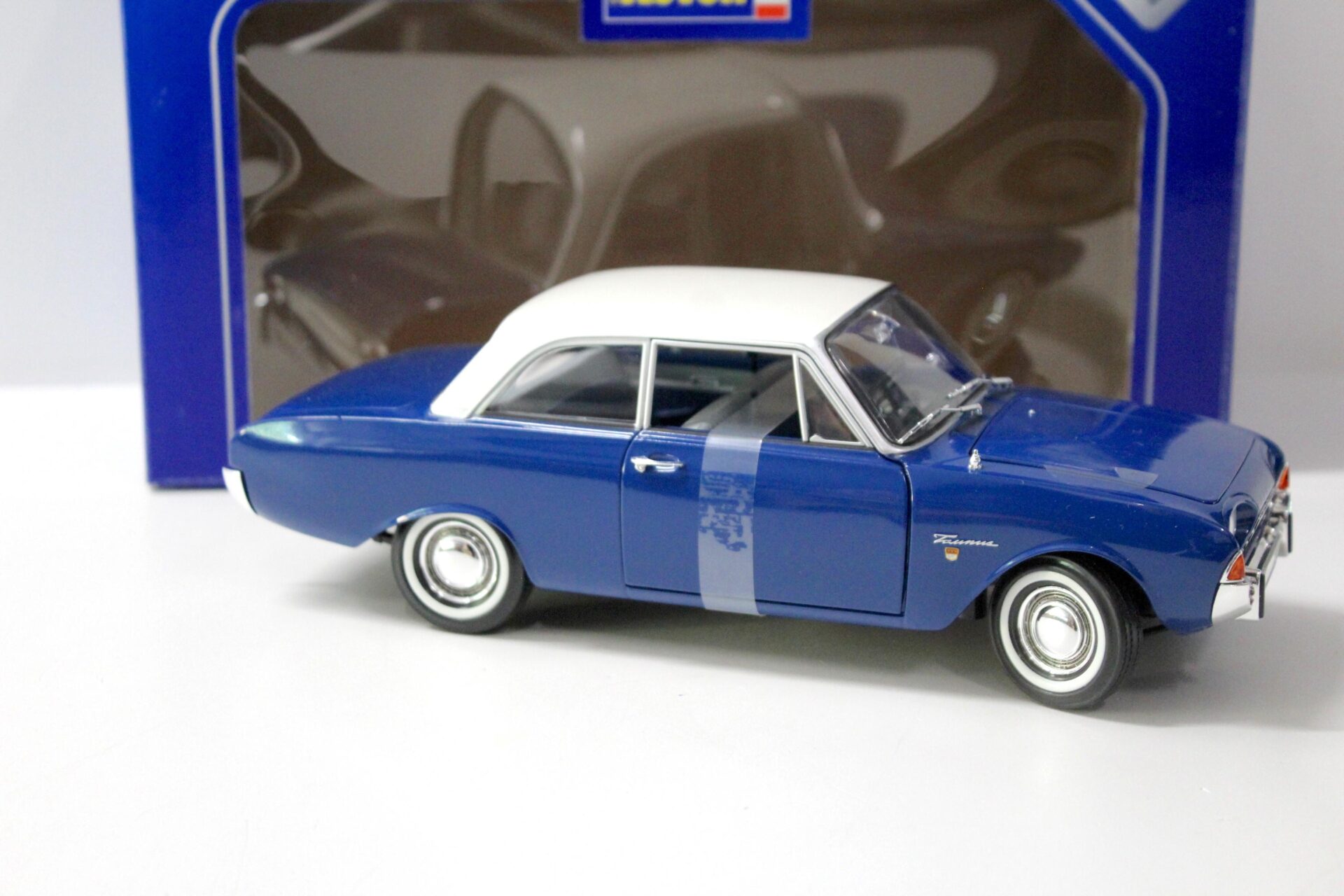 1:18 Revell Ford Taunus 17M dark blue/ white roof