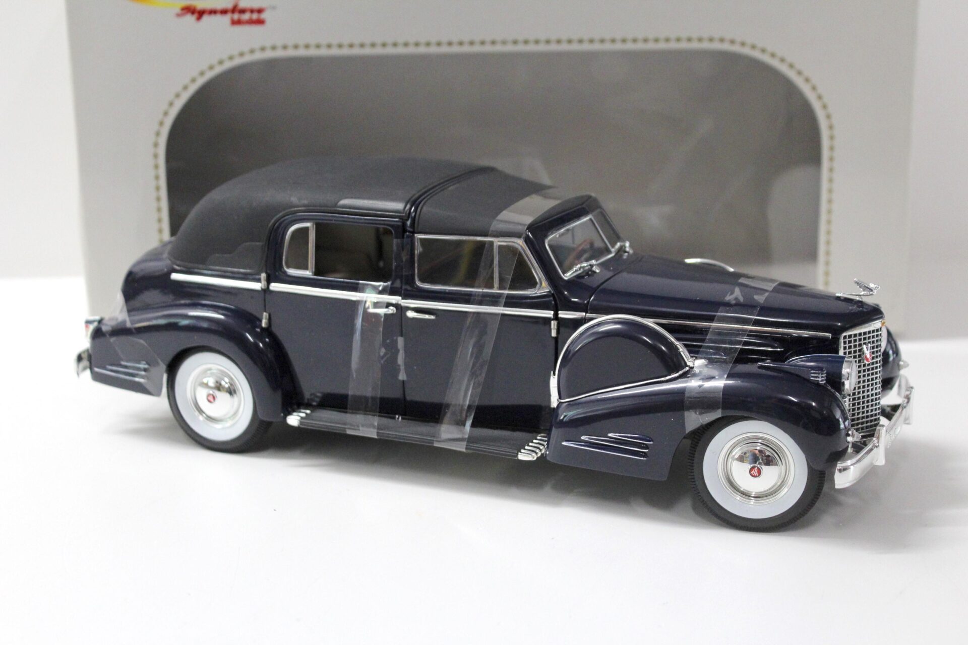 1:18 Signature Models 1938 Cadillac V16 Fleetwood dark blue
