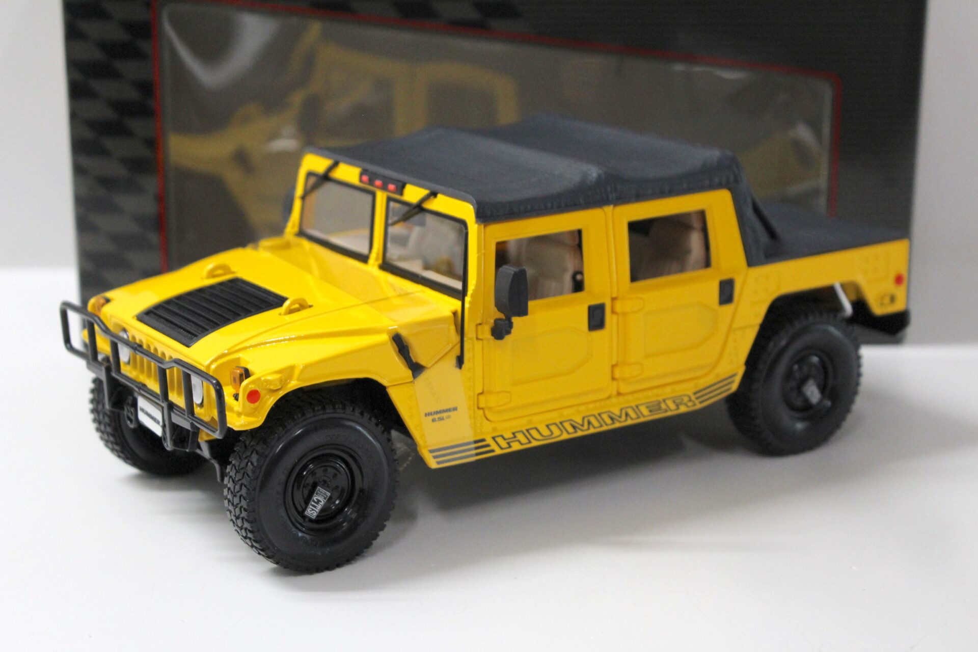 1:18 Maisto Hummer Humvee Soft Top yellow