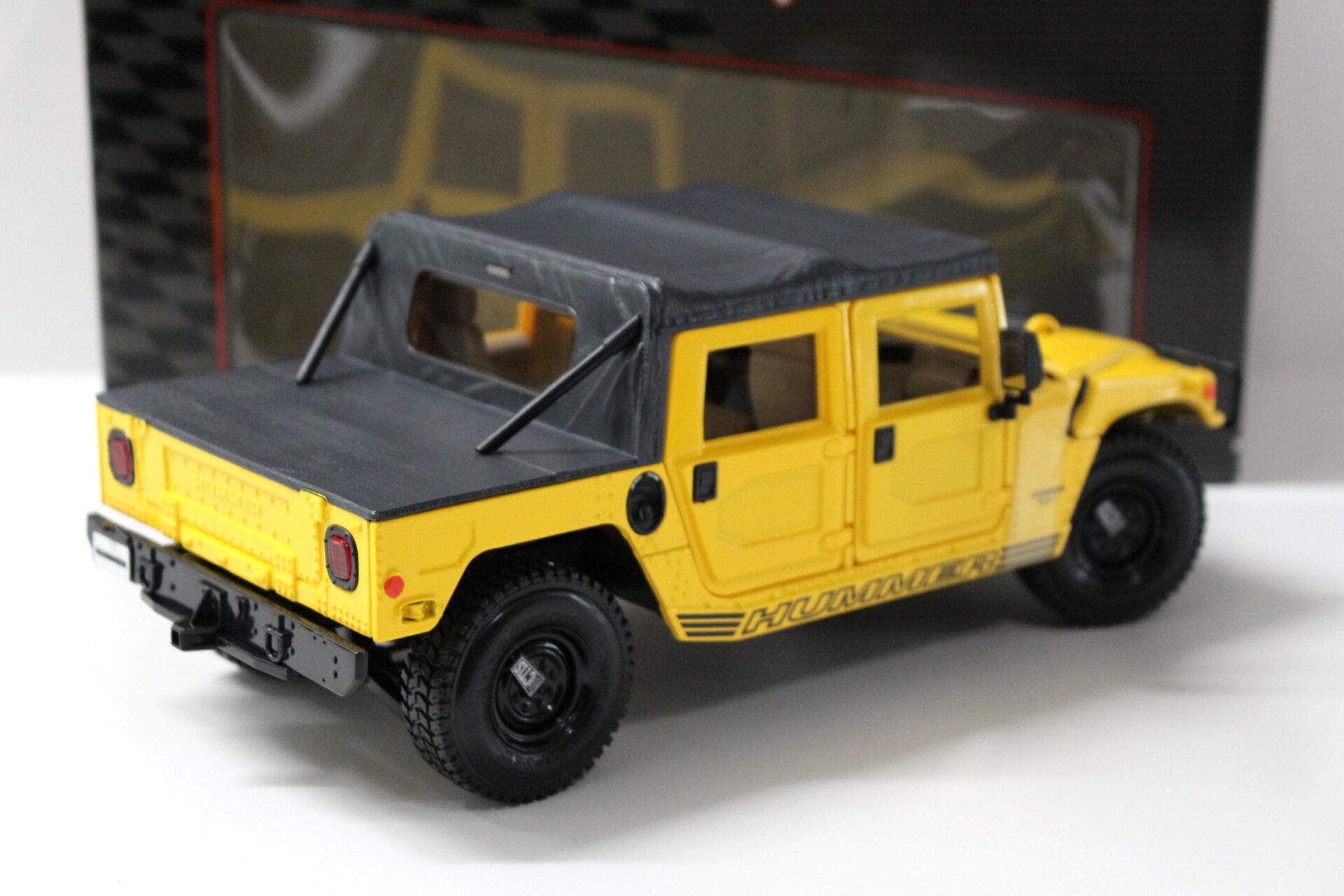 1:18 Maisto Hummer Humvee Soft Top yellow