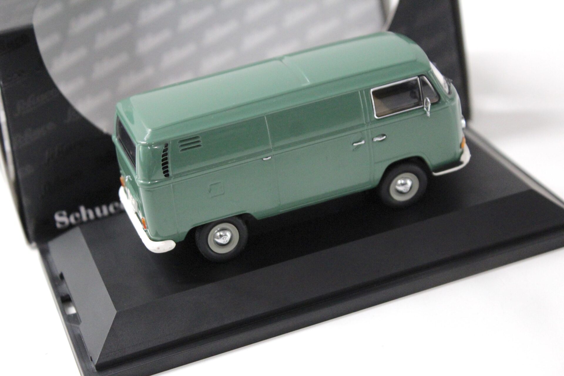 1:43 Schuco VW Bus T2 Kastenwagen green