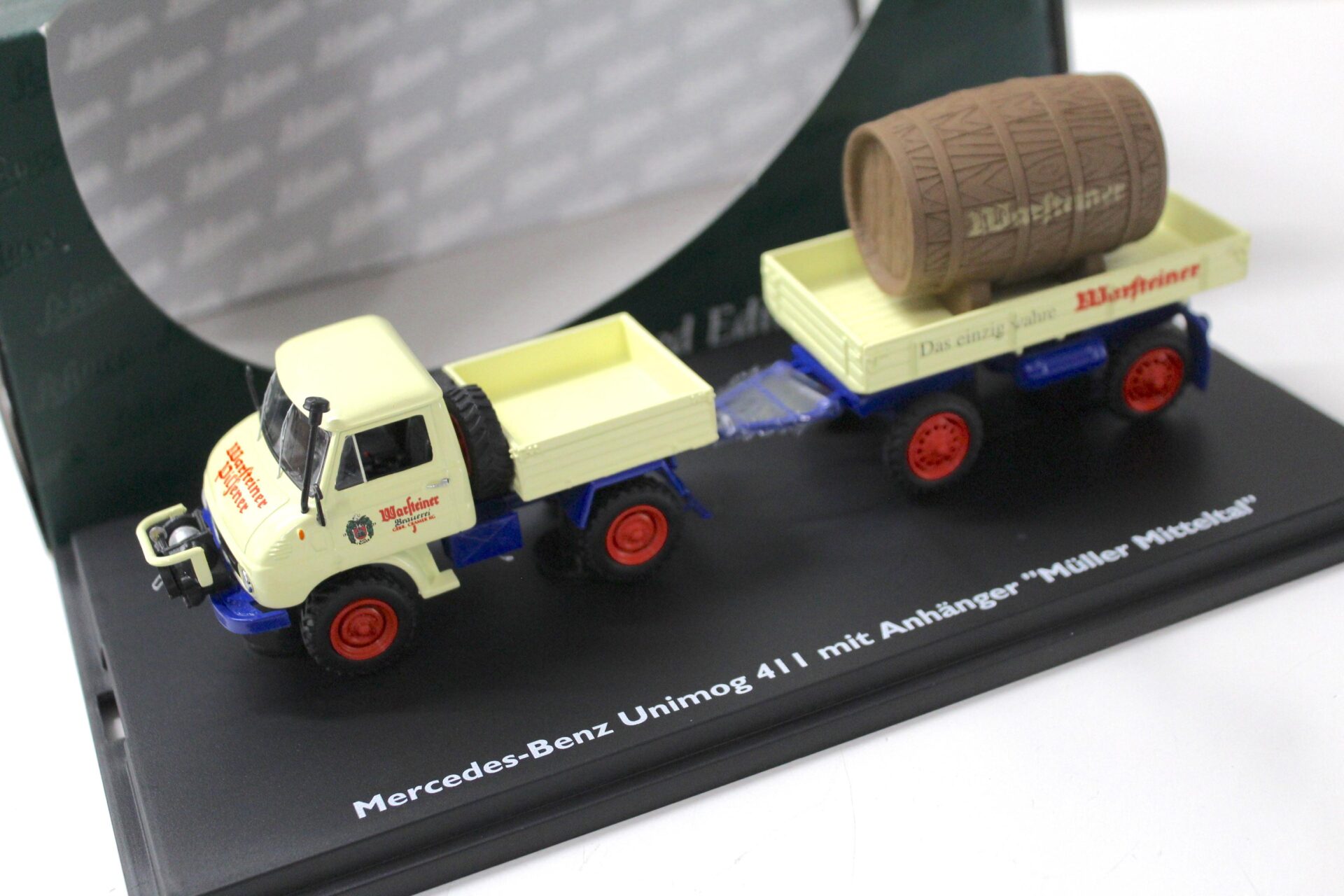 ID 45036 orig.jpg 1:43 Schuco Mercedes Unimog 411 mit Anhänger Müller Mitteltal WARSTEINER