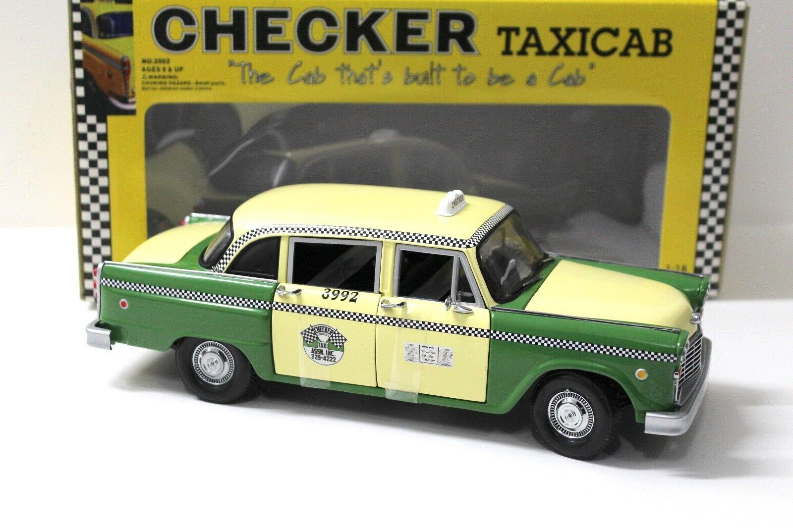 1:18 SunStar Checker Taxi Cab green/beige