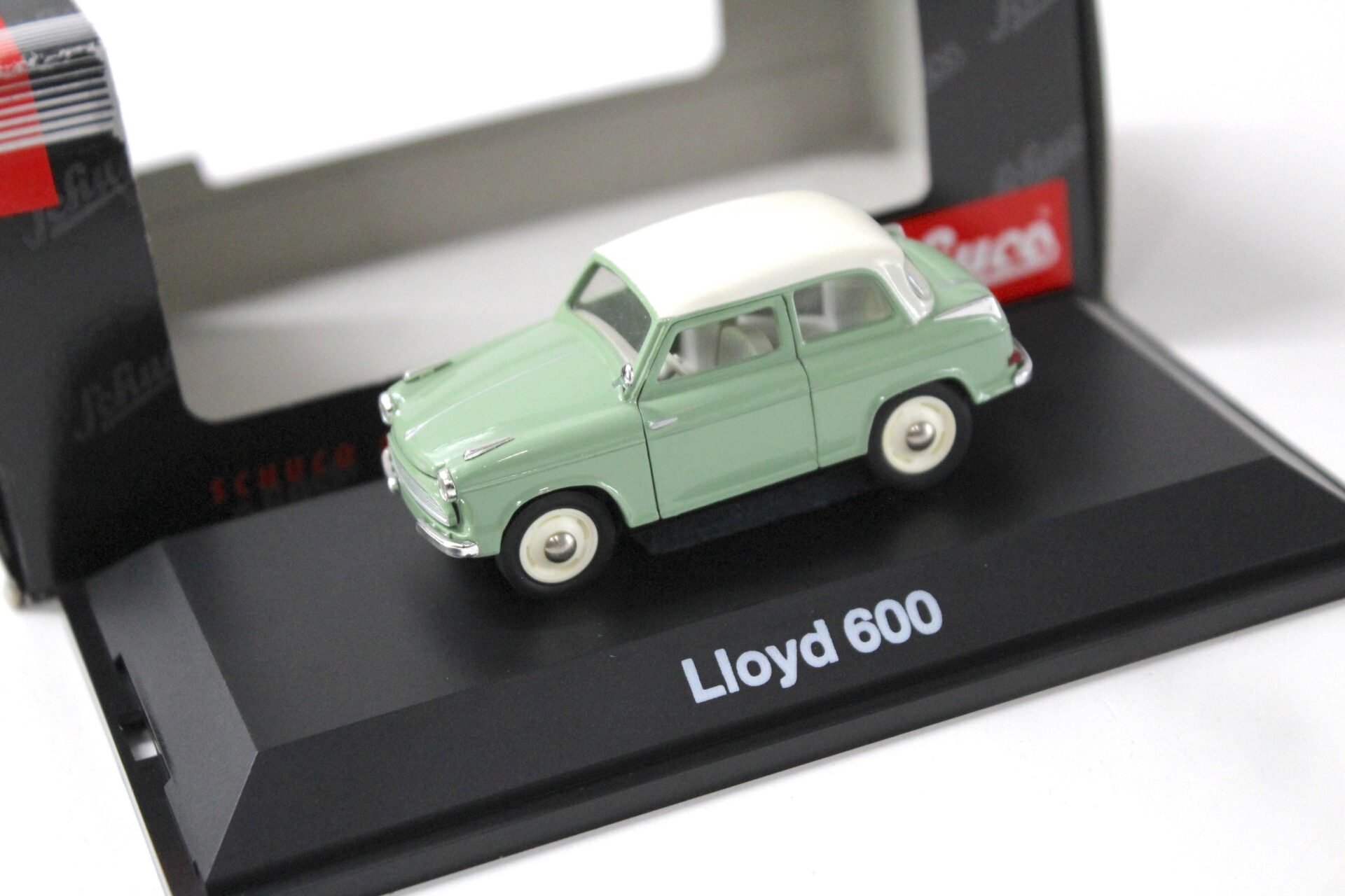 ID 45516 orig.jpg 1:43 Schuco Lloyd 600 light green/ white roof