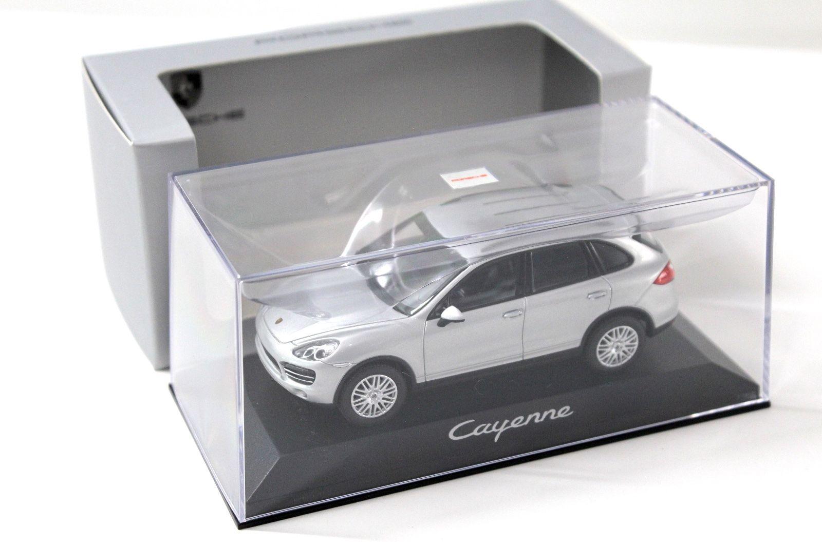 1:43 Minichamps Porsche Cayenne silver DEALER VERSION