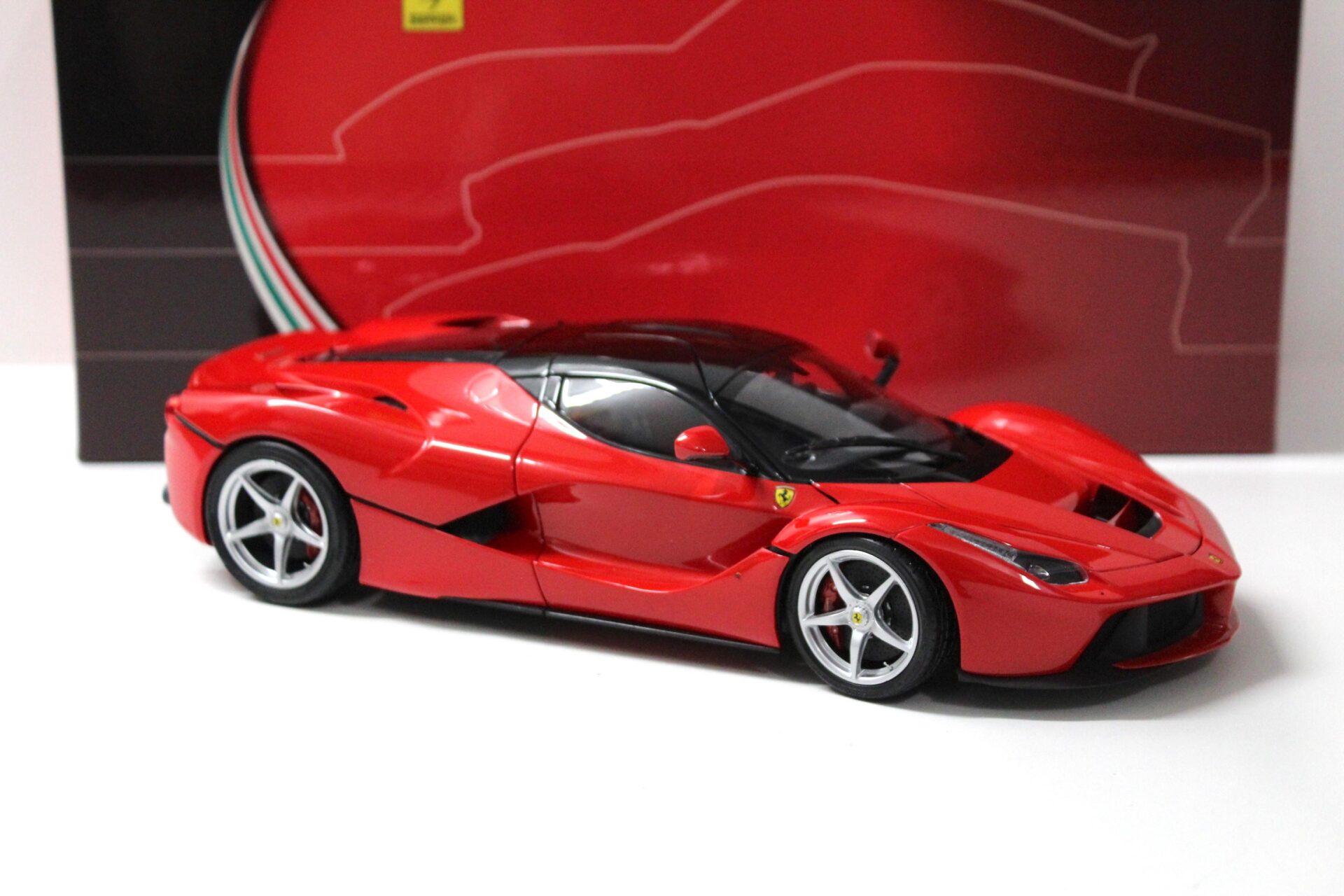 1:18 BBR Ferrari LaFerrari Corsa red/ Gloss black roof FULL OPENING