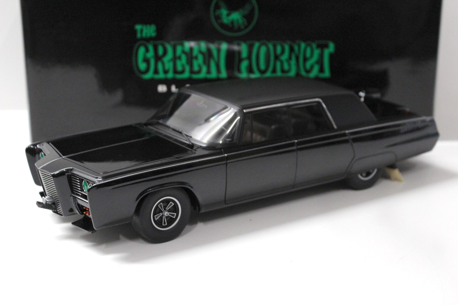 ID 46930 orig.jpg 1:18 AUTOart Chrysler Imperial 1965 Black Beauty - The Green Hornet