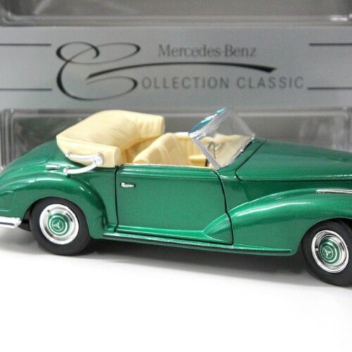 1:18 Maisto Mercedes 300S Cabriolet green DEALER VERSION - Image 2