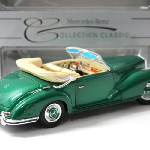 1:18 Maisto Mercedes 300S Cabriolet green DEALER VERSION - Image 3