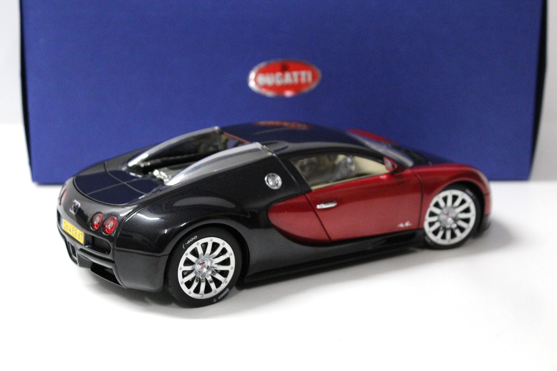 1:18 AUTOart Bugatti Veyron EB 16.4 Show Car black/ red