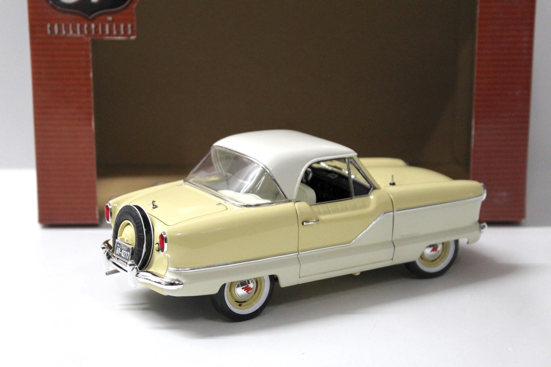 1:18 Highway61 1959 Metropolitan Nash 1500 Coupe yellow/ white