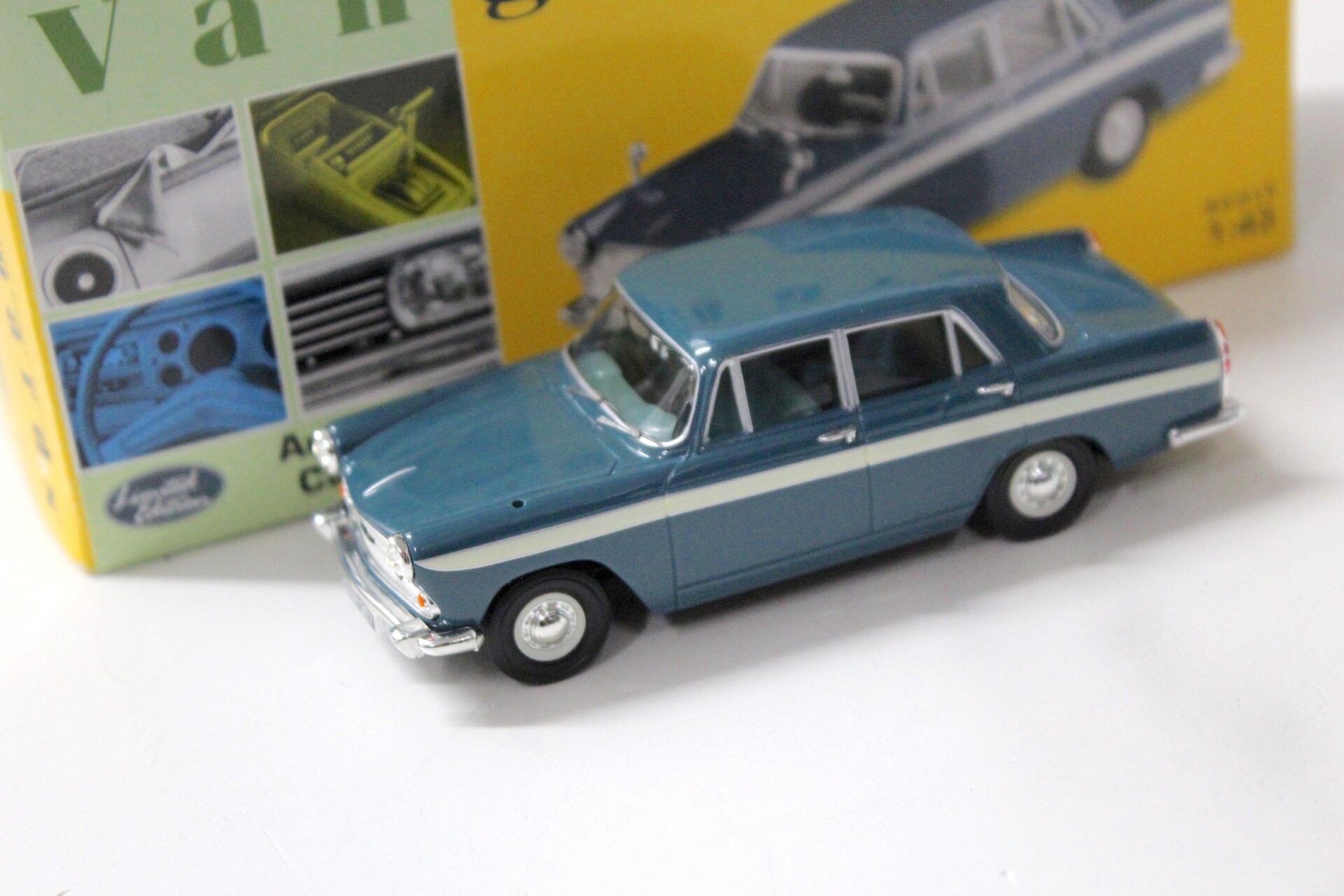 1:43 Vanguards Austin A60 Cambridge Persian blue/ Snowberry white stripe
