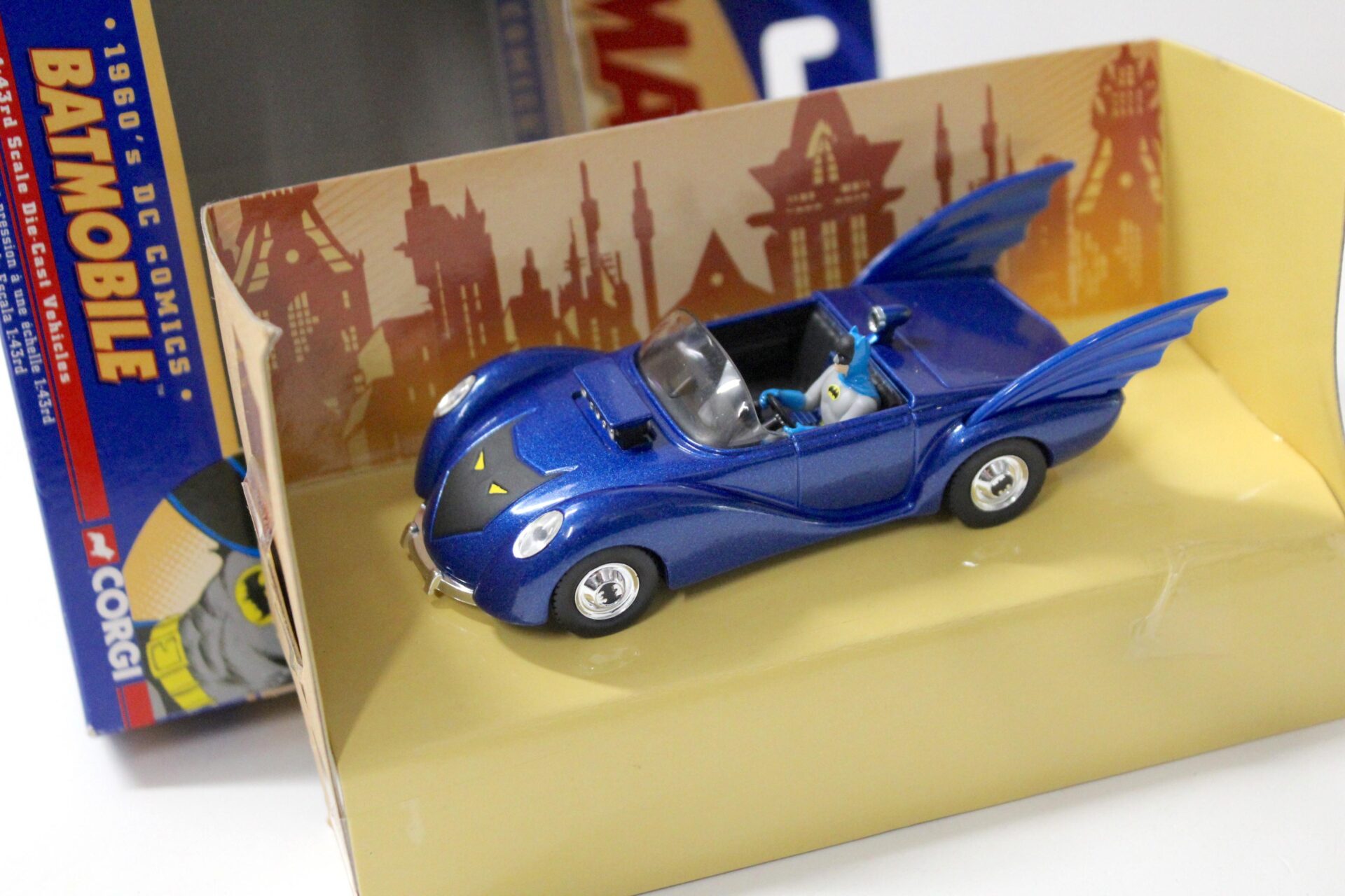 1:43 Corgi 1960Â´s DC Comics BATMOBILE BMBV2 Batman blue