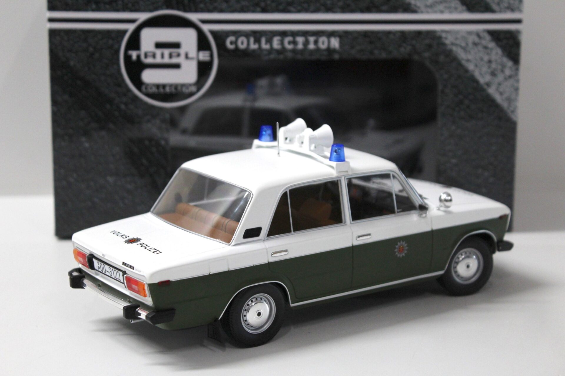 1:18 Triple9 IXO Lada 1600 VAZ DDR Volkspolizei Police Polizei 1976
