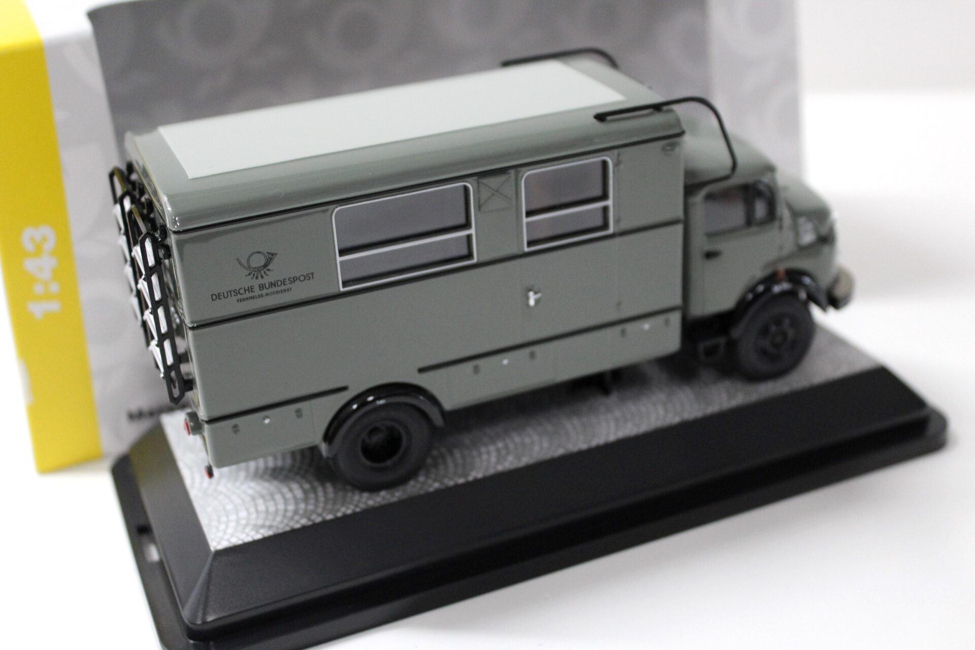 1:43 Premium ClassiXXs Mercedes LA911 Deutsche Post Fernmeldenotdienst