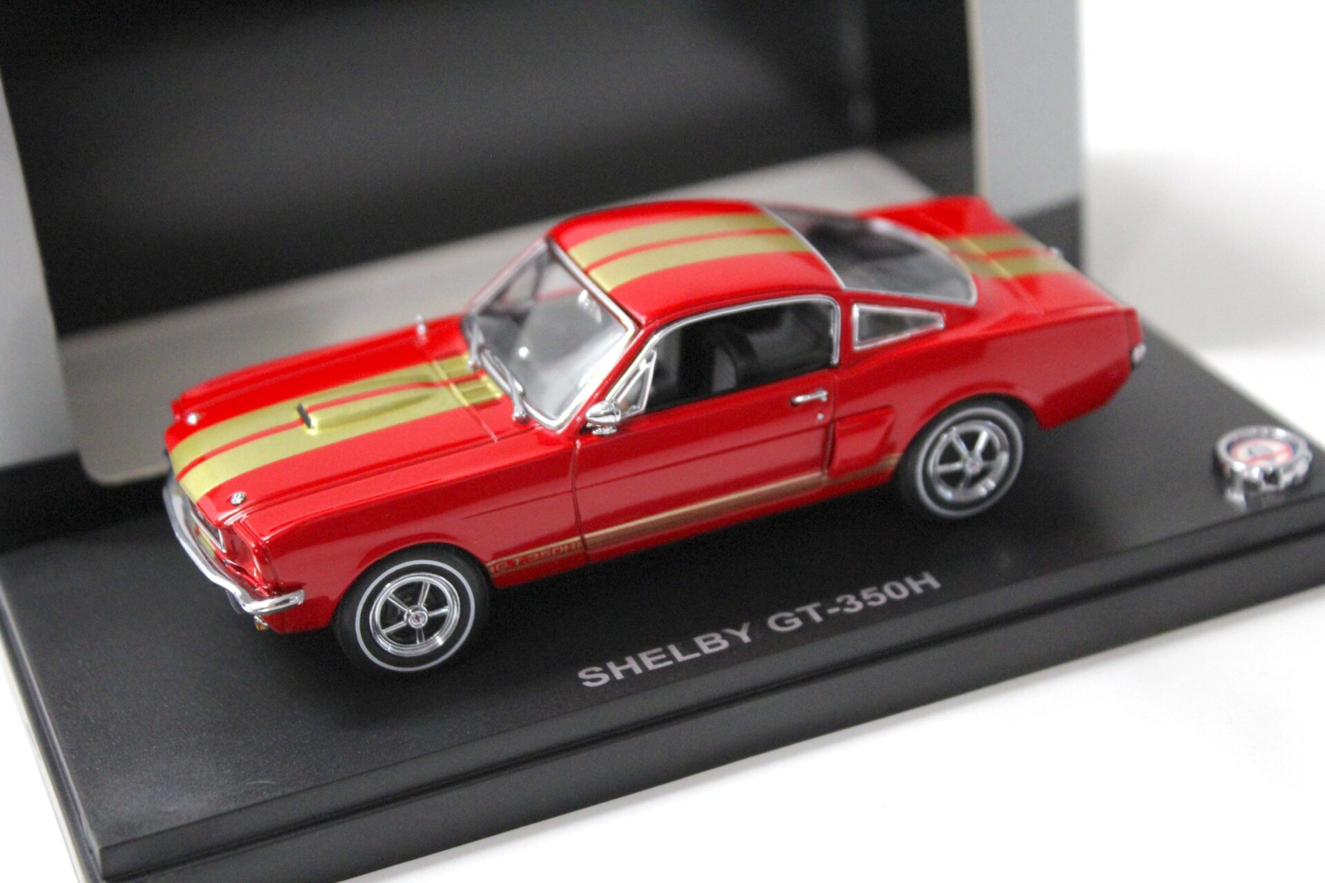 ID 48046 orig 1.jpg 1:43 Kyosho Shelby GT-350H red/ gold stripes