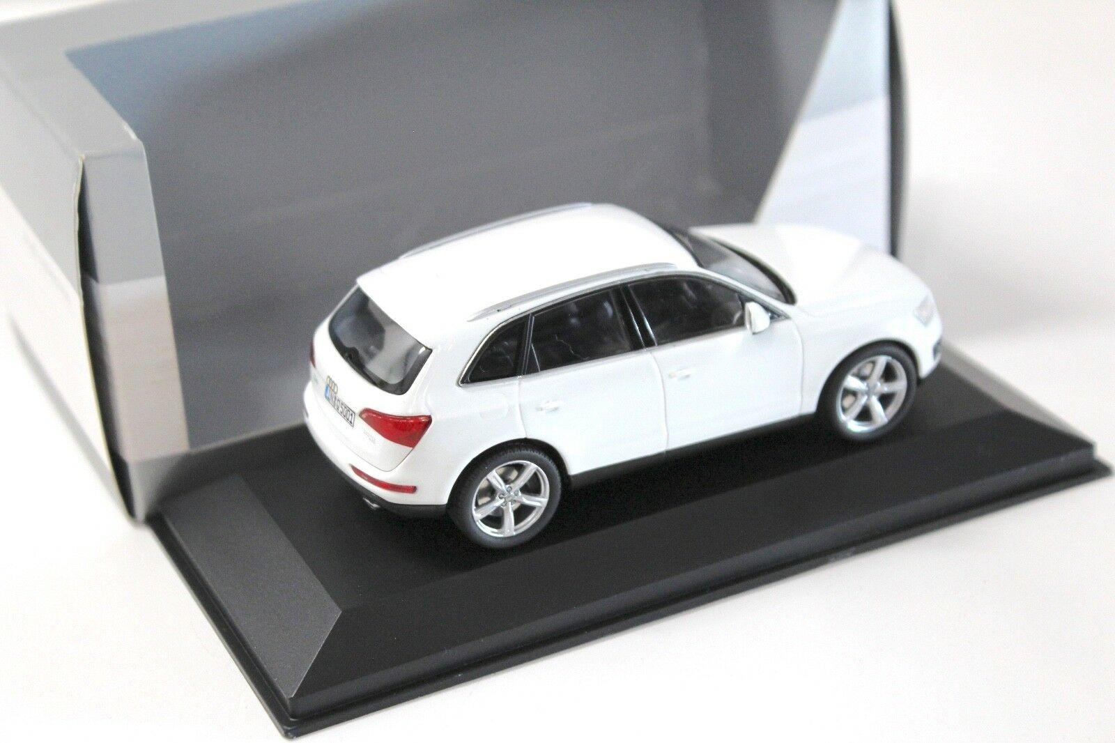 1:43 Schuco Audi Q5 white DEALER VERSION