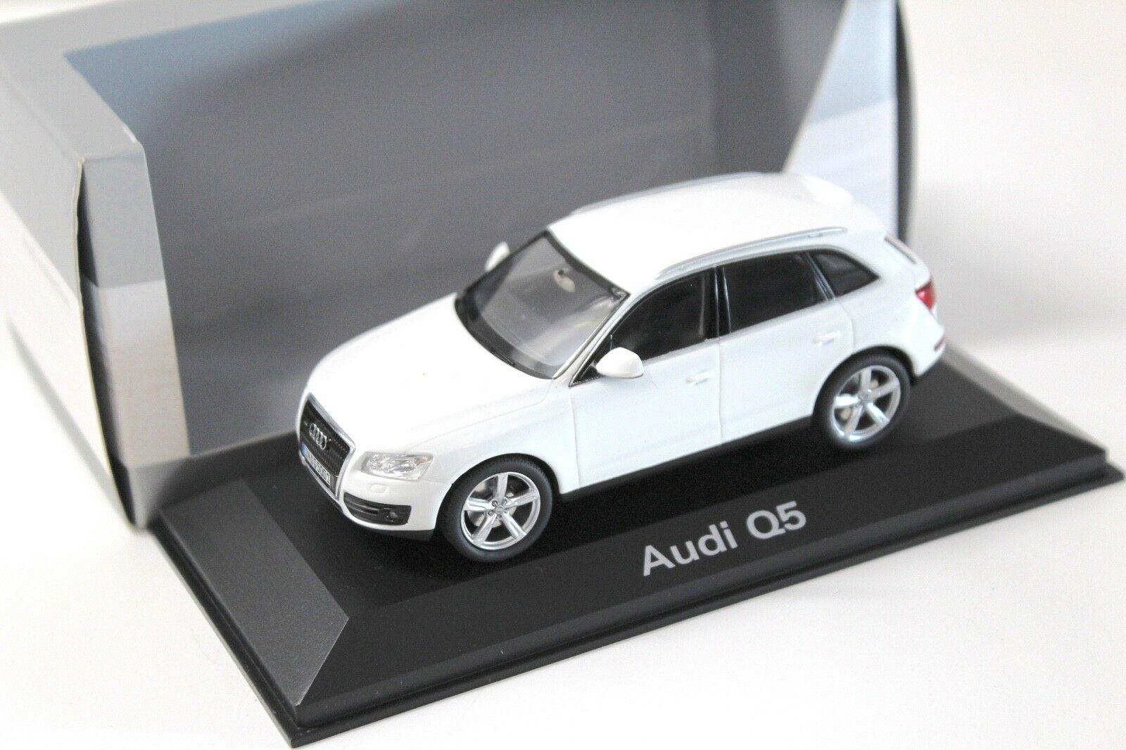 ID 48082 orig.jpg 1:43 Schuco Audi Q5 white DEALER VERSION