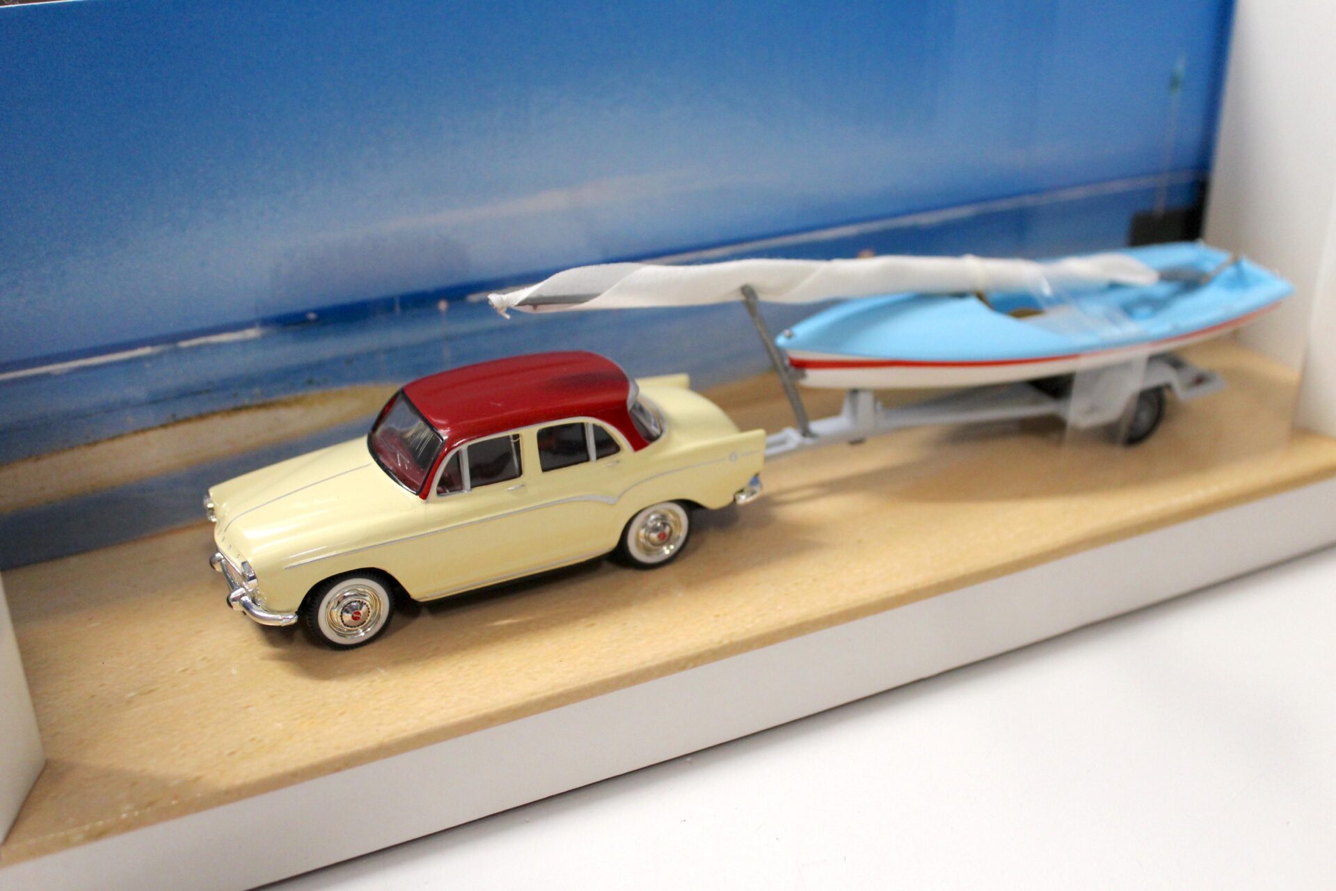 ID 48304 orig.jpg 1:43 Norev Simca Aronde beige/ red + Trailer mit Segelboot blue