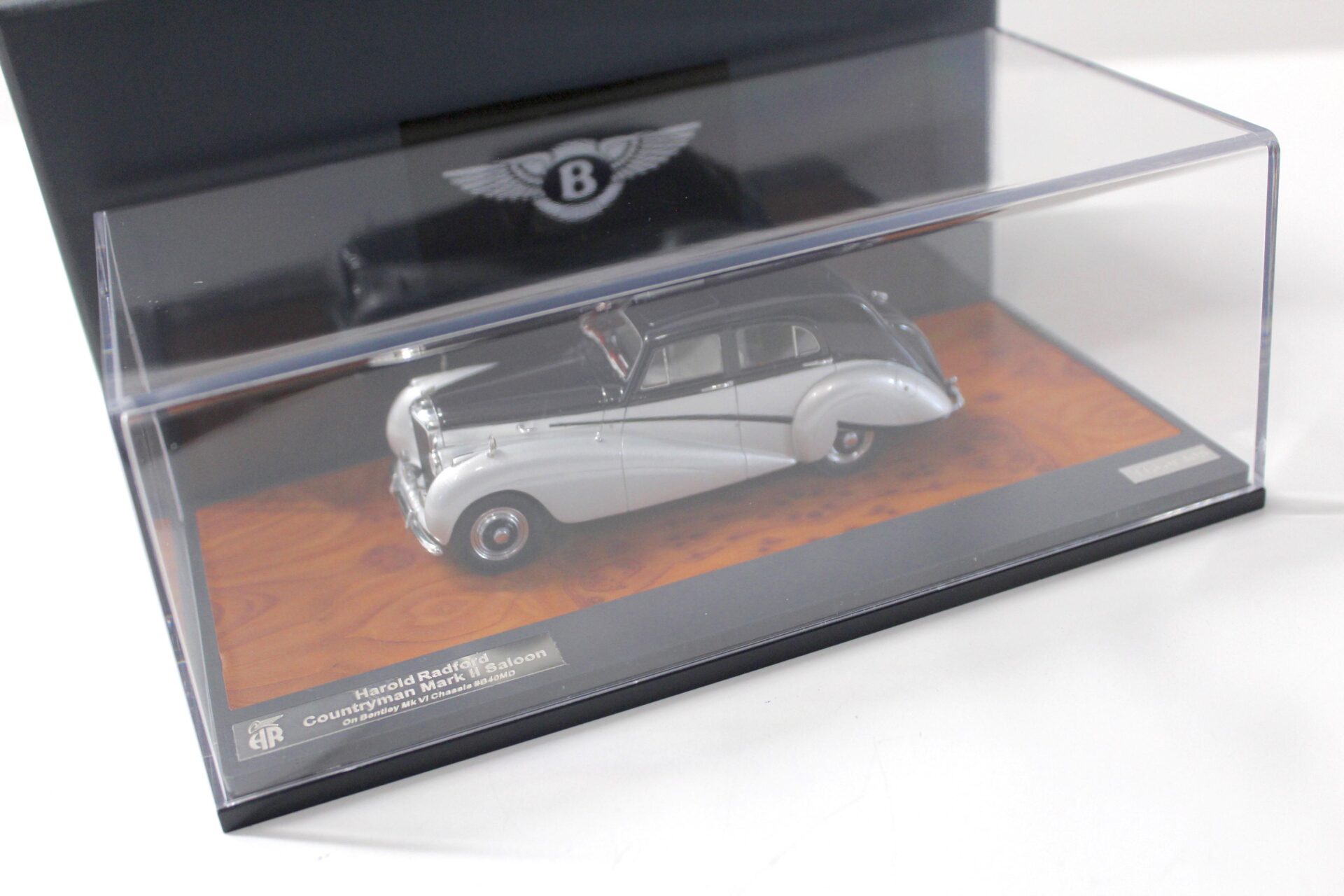 1:43 Matrix Harold Radford Countryman Mark II Saloon blue/ silver metallic