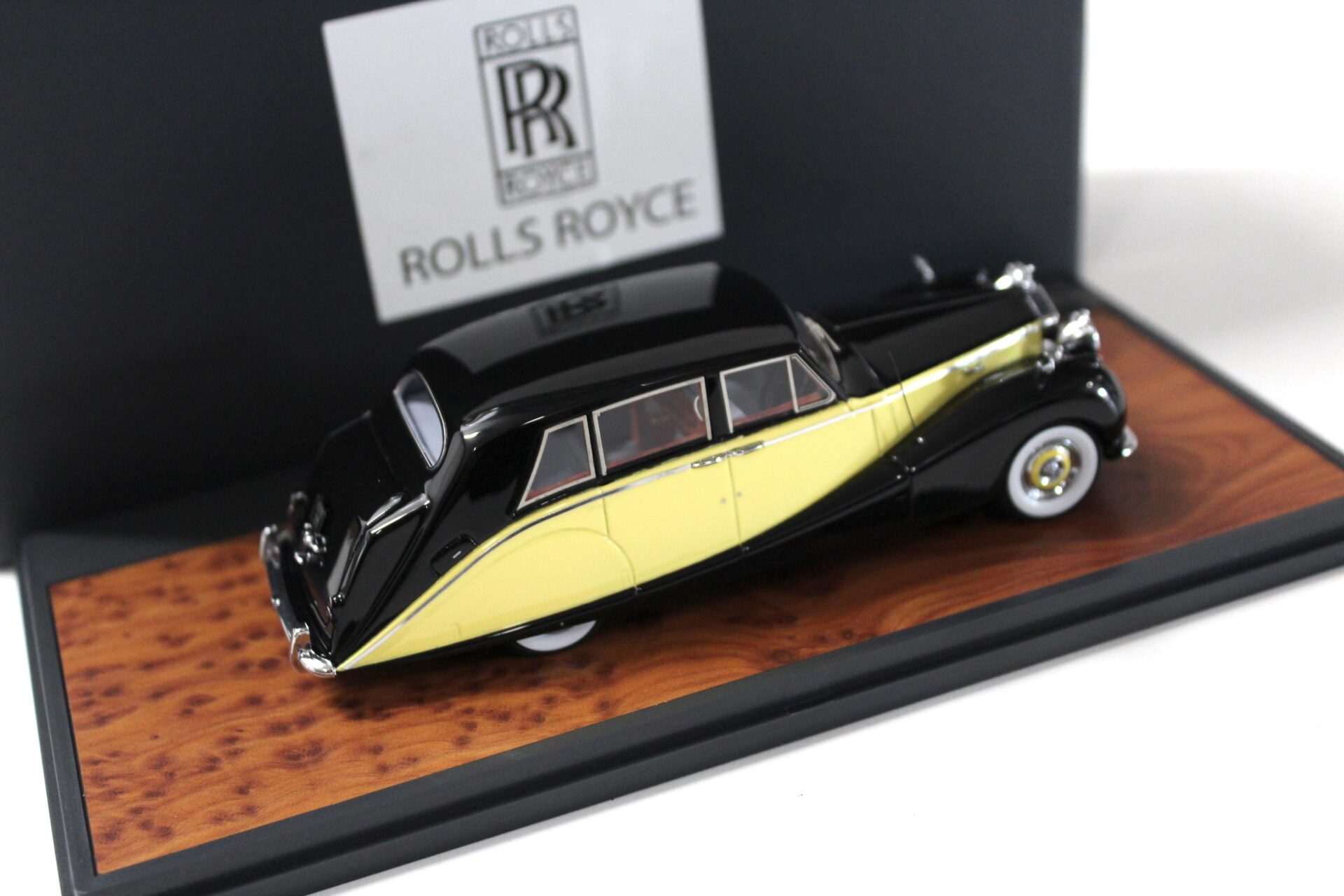 1:43 Matrix Hooper Design #8390 Empress Line yellow