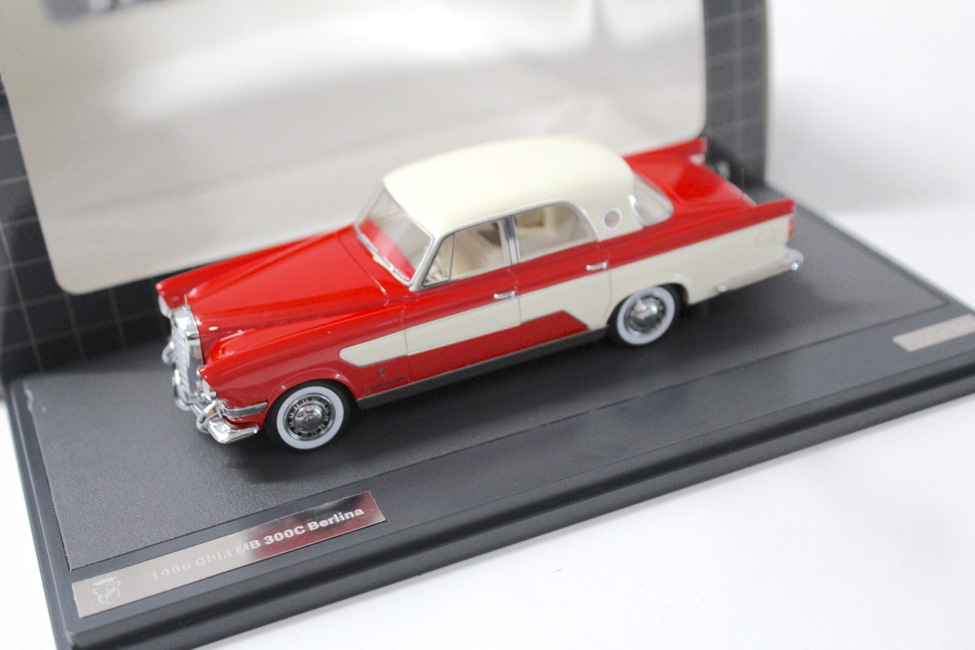 ID 49120 orig.jpg 1:43 Matrix 1956 Mercedes Ghia 300C Berlina red/ white