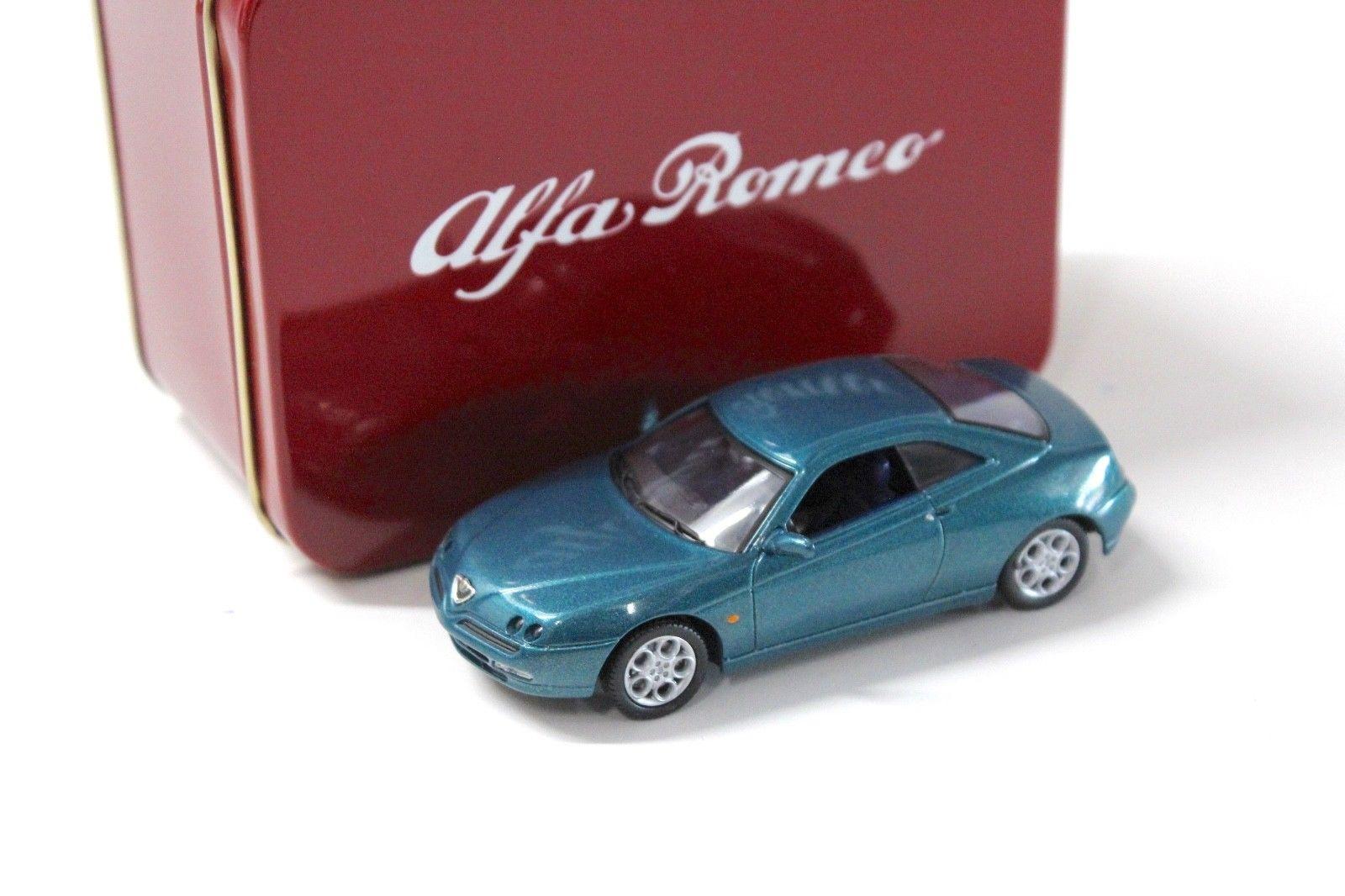 1:43 Solido Alfa Romeo GTV Coupe green + metal box