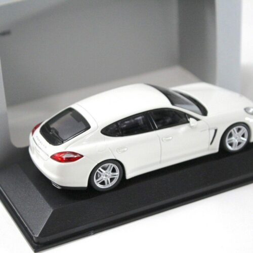 1:43 Minichamps Porsche Panamera diesel white DEALER VERSION