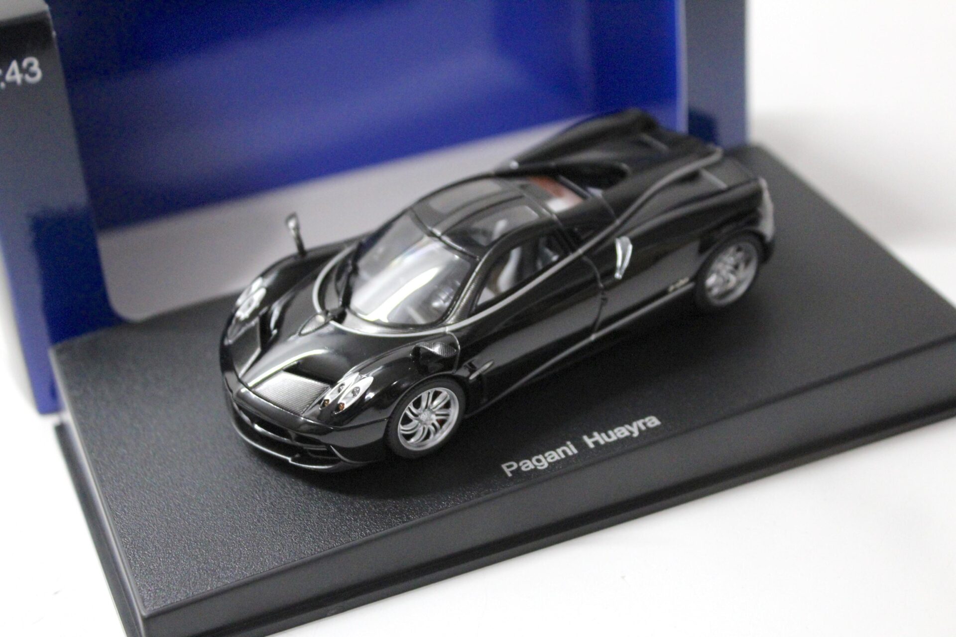 ID 51642 orig.jpg 1:43 AUTOart Pagani Huayra 2011 black with white stripes