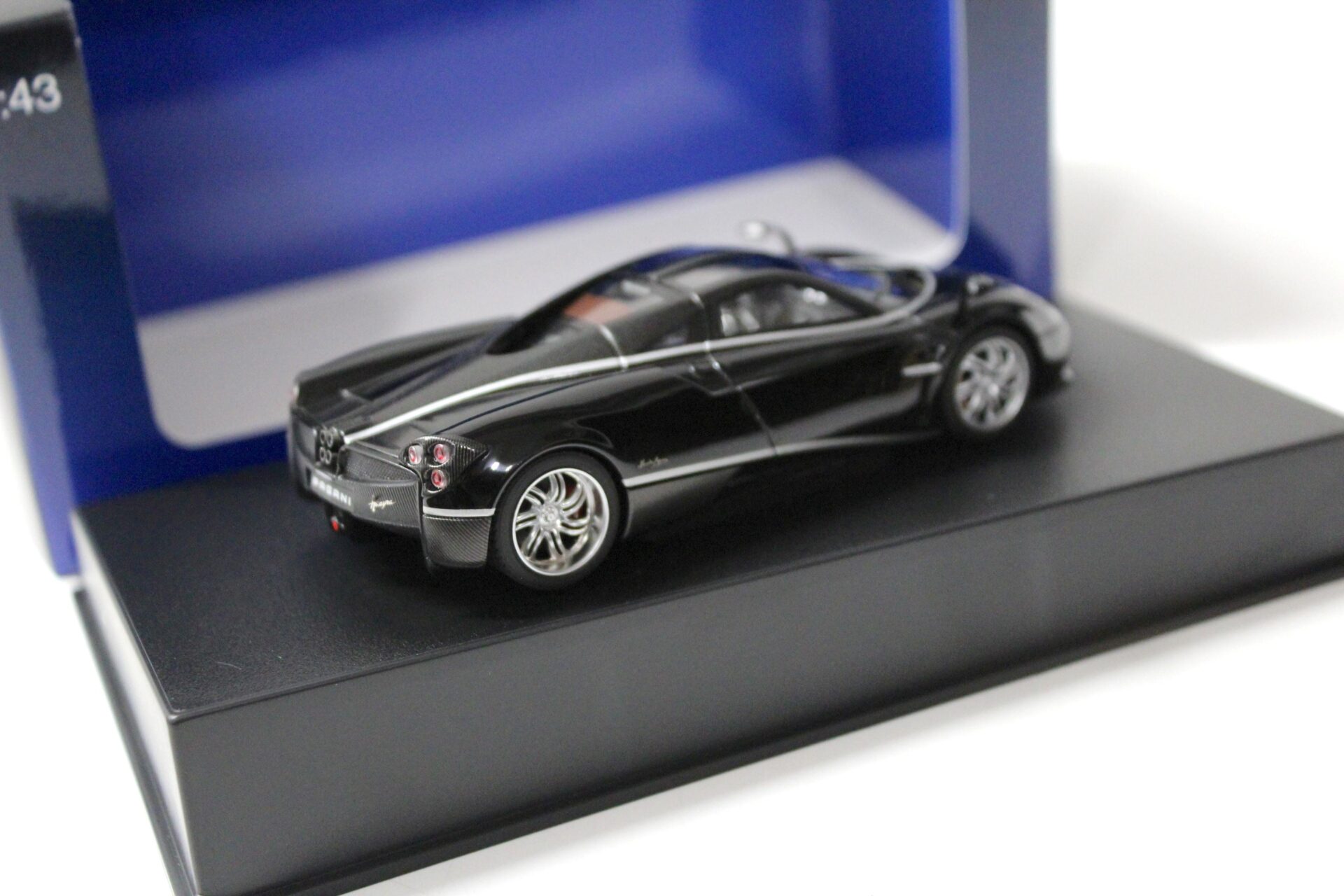 1:43 AUTOart Pagani Huayra 2011 black with white stripes