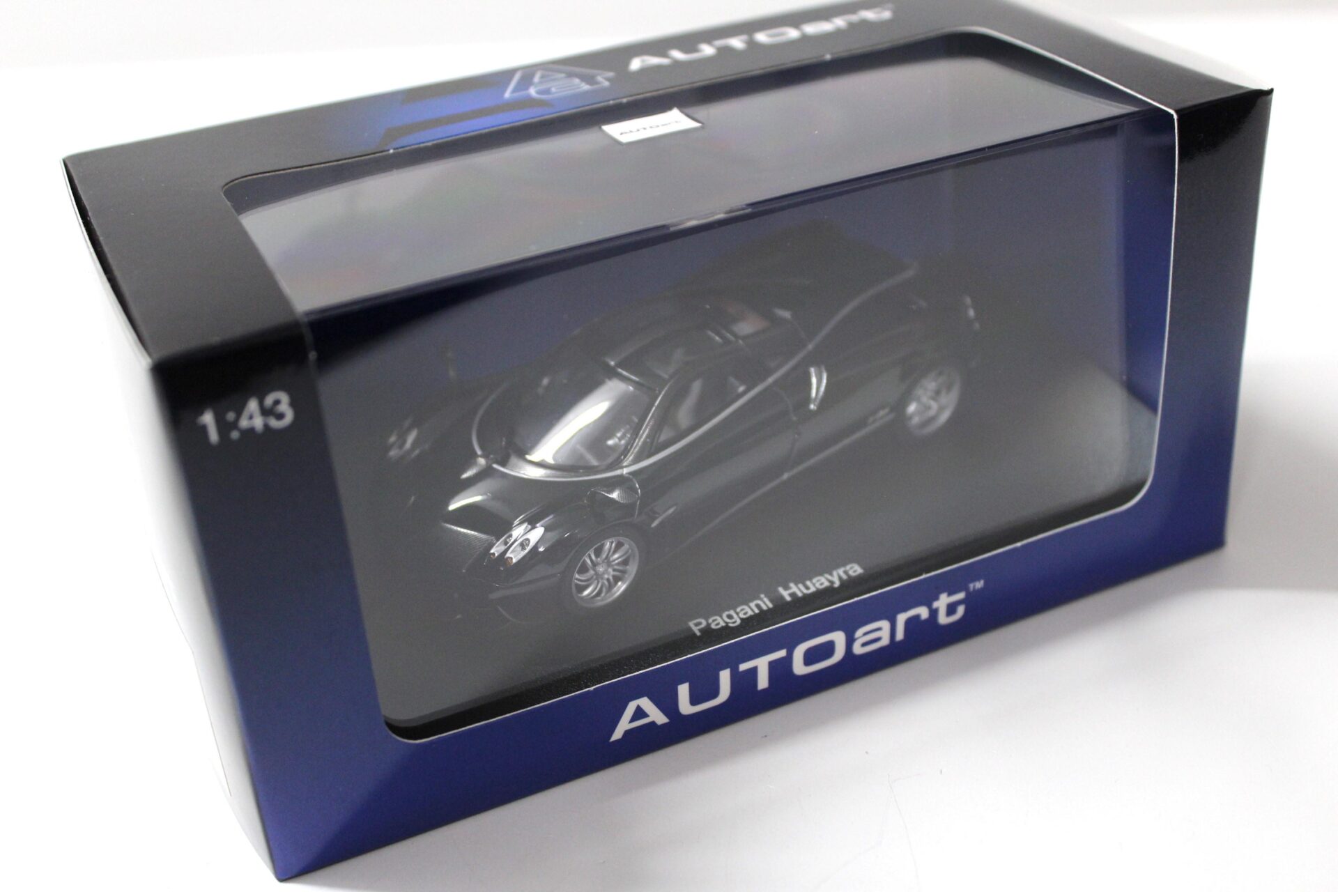 1:43 AUTOart Pagani Huayra 2011 black with white stripes