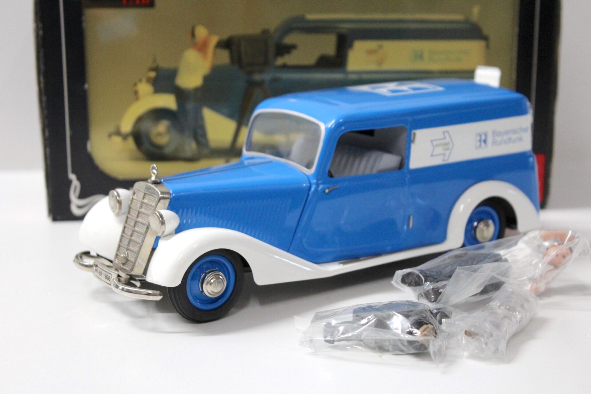 ID 52423 orig.jpg 1:18 Schuco Mercedes 170V Kasten Kamerawagen BR Bayrischer Rundfunk