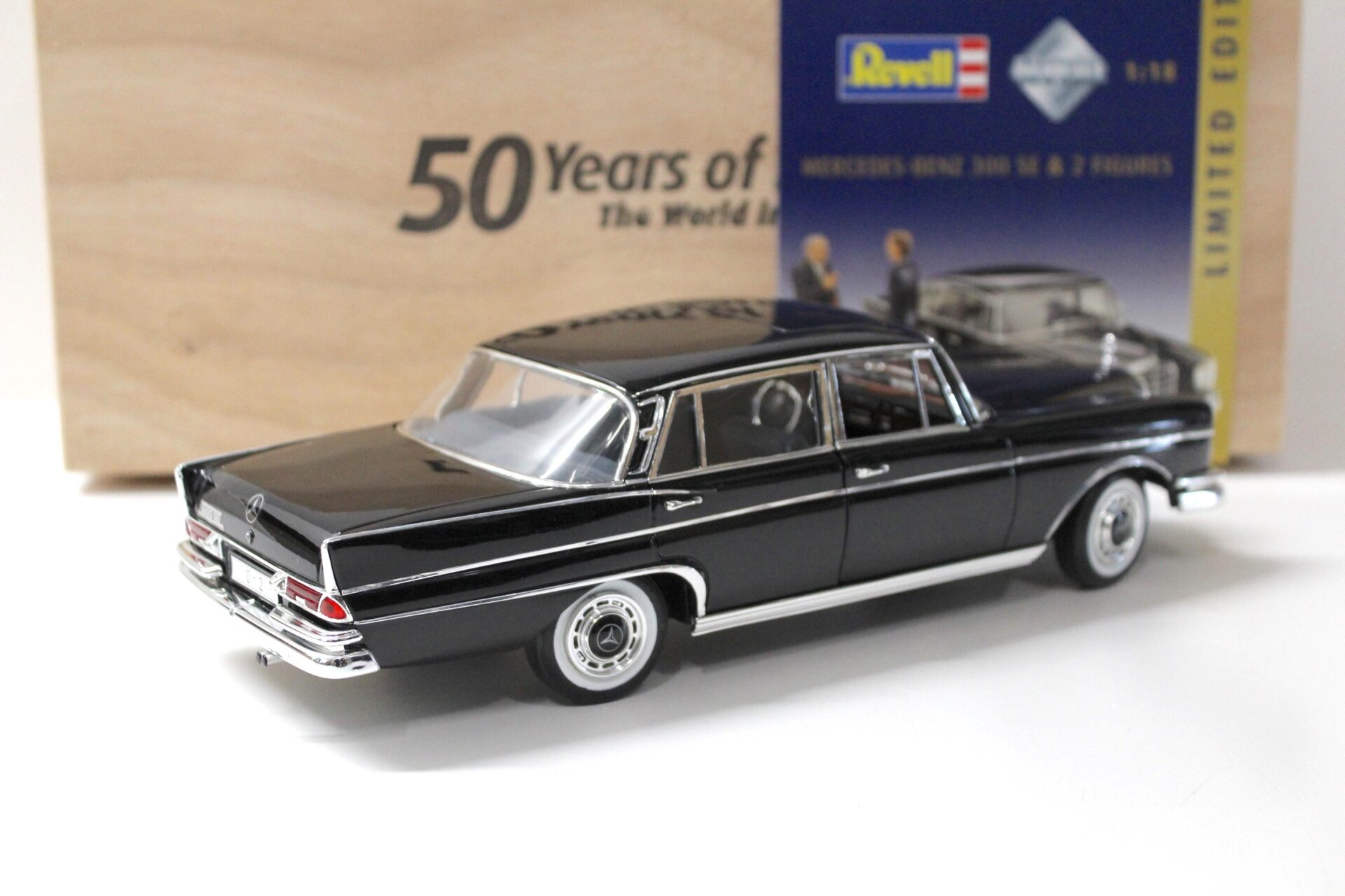 1:18 Revell Mercedes 300 SE Limousine black + 2 Figuren LIMITED 50 JAHRE REVELL