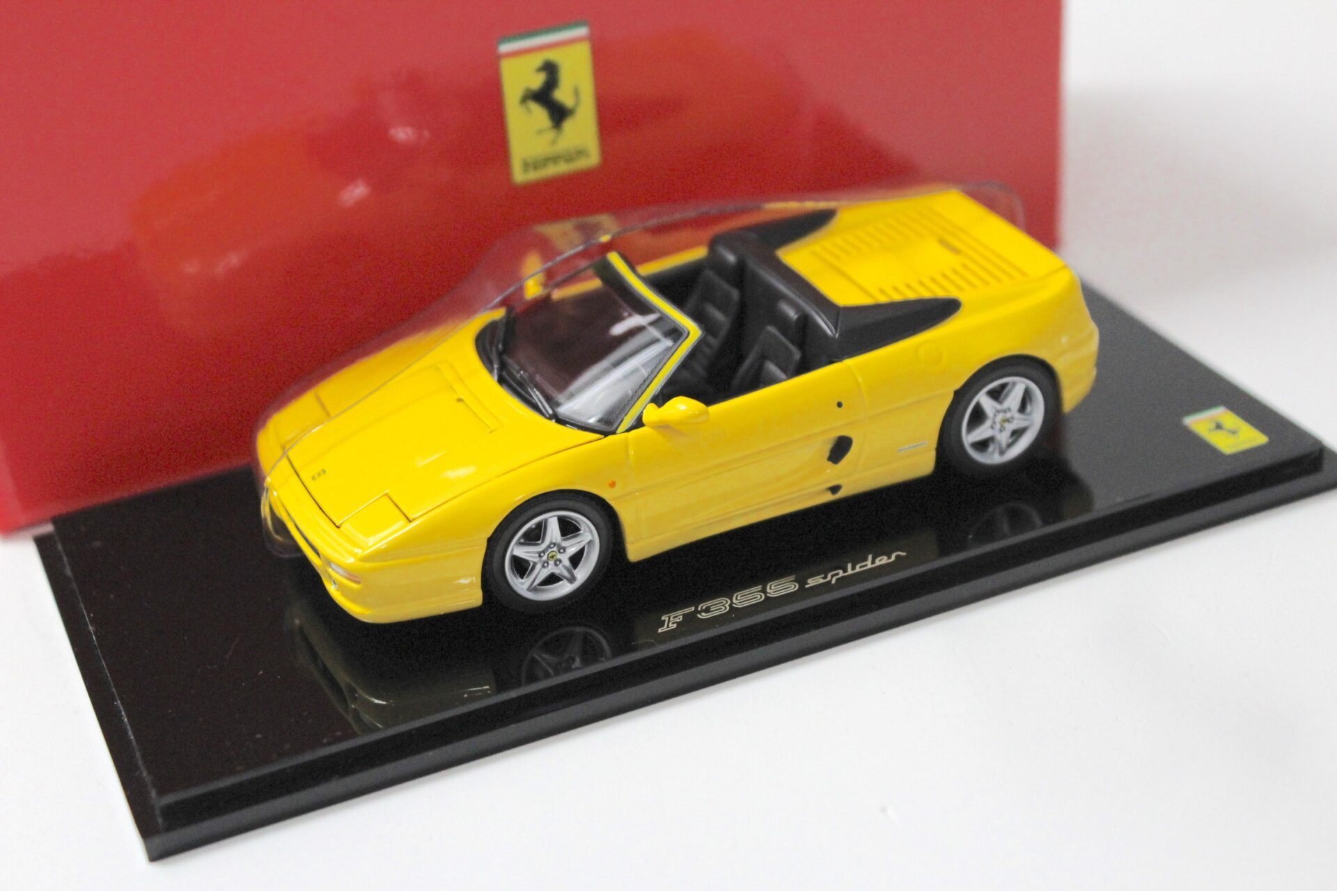 ID 52496 orig.jpg 1:43 Kyosho Ferrari F355 Spider yellow