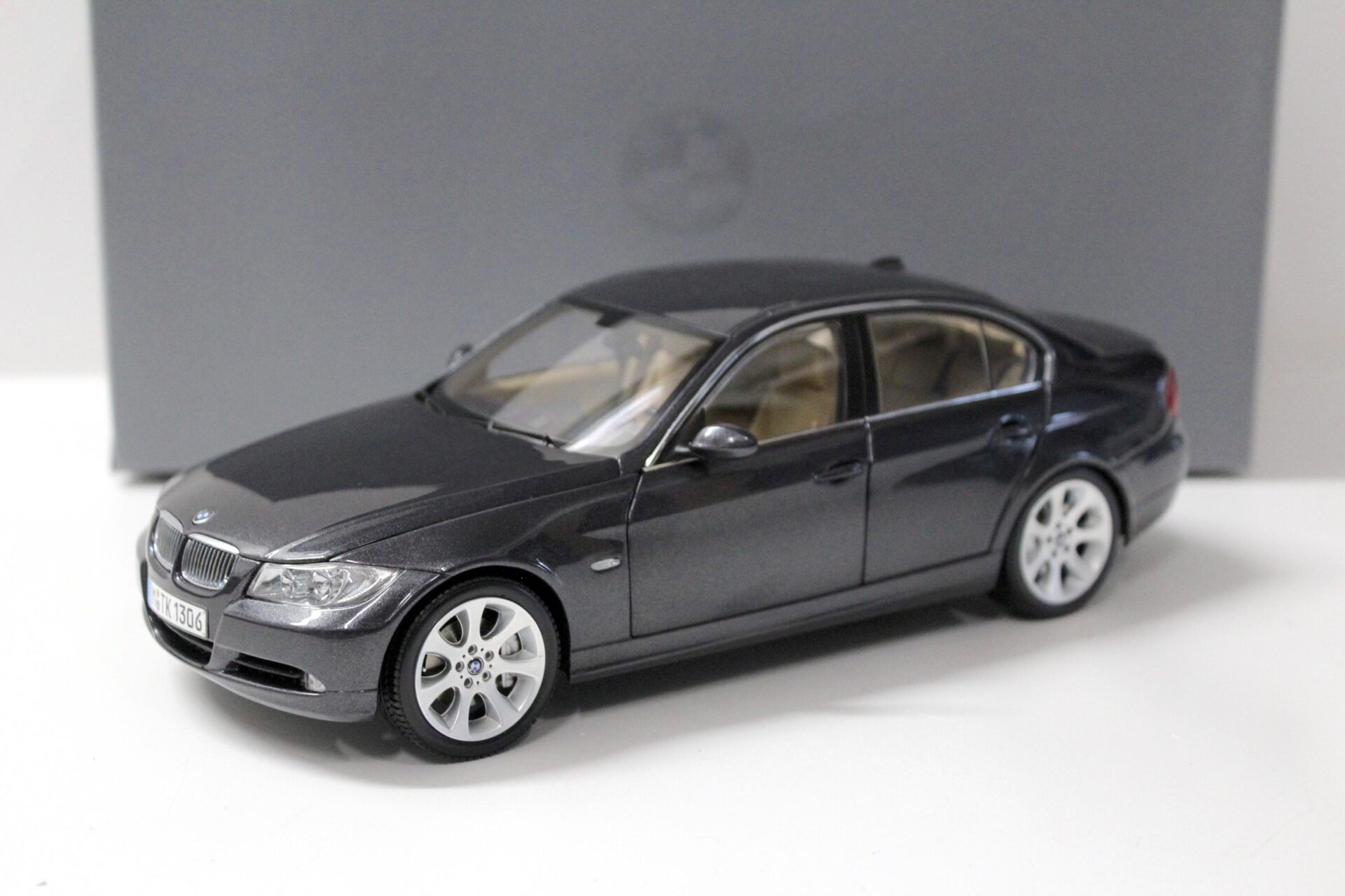 ID 52568 orig.jpg 1:18 Kyosho BMW 3er 330i Limousine E90 grey metallic DEALER VERSION