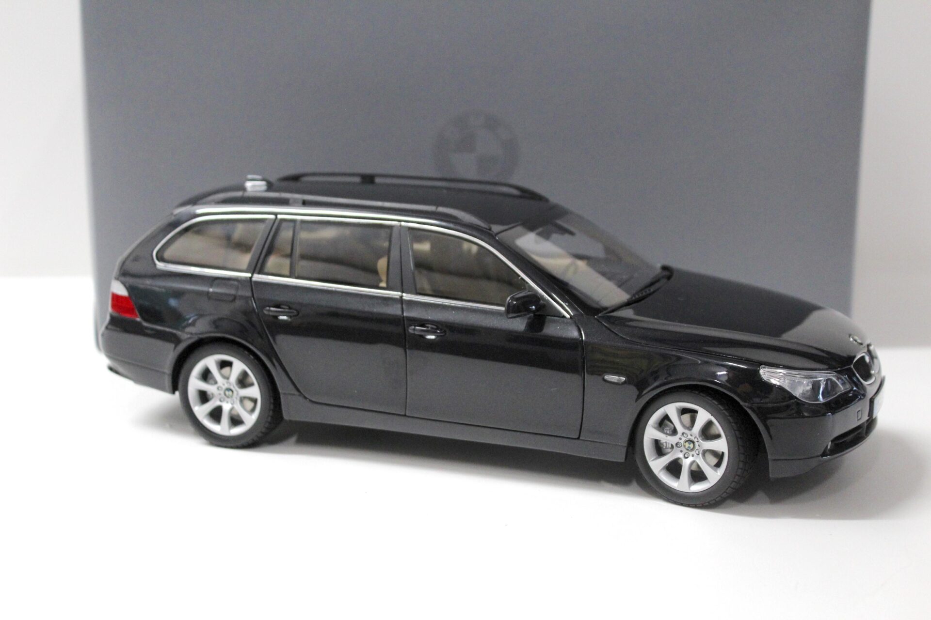 1:18 Kyosho BMW 5er 545i Touring E61 black metallic DEALER VERSION
