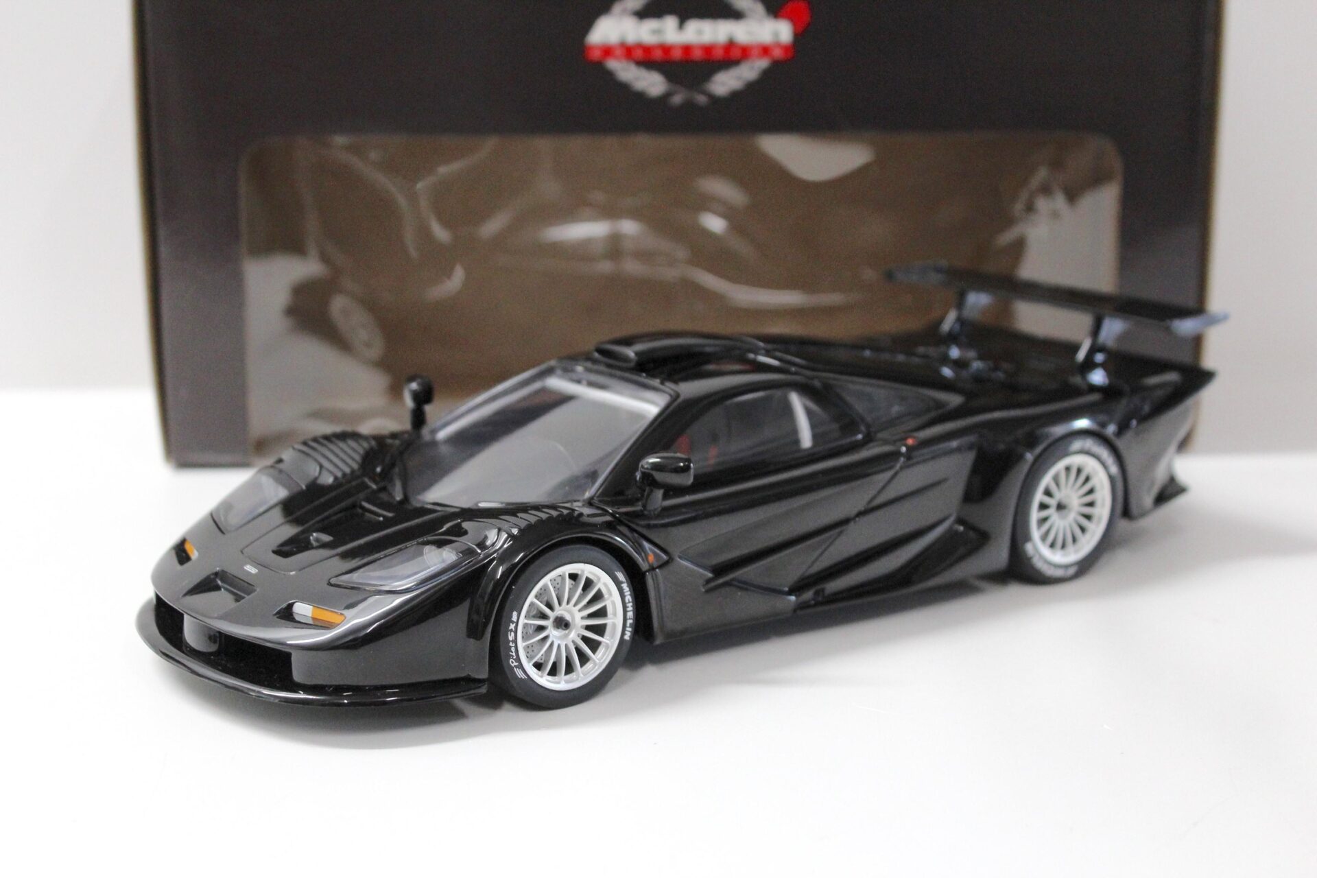 1:18 UT Models McLaren F1 GTR Road Car Longtail 1997 black