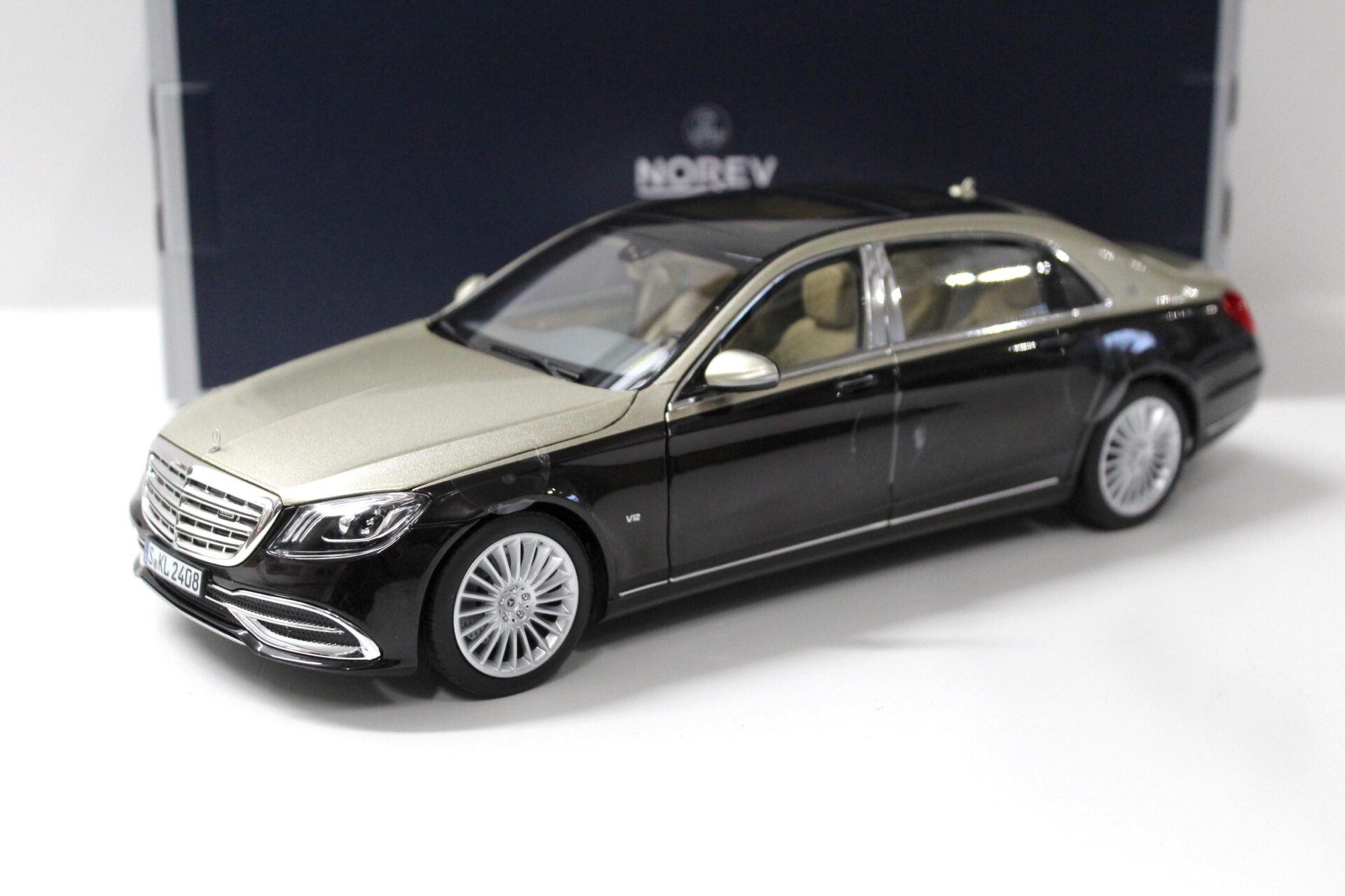 ID 52927 orig.jpg 1:18 Norev Mercedes Maybach S650 Limousine 2018 dark red/ silver gold