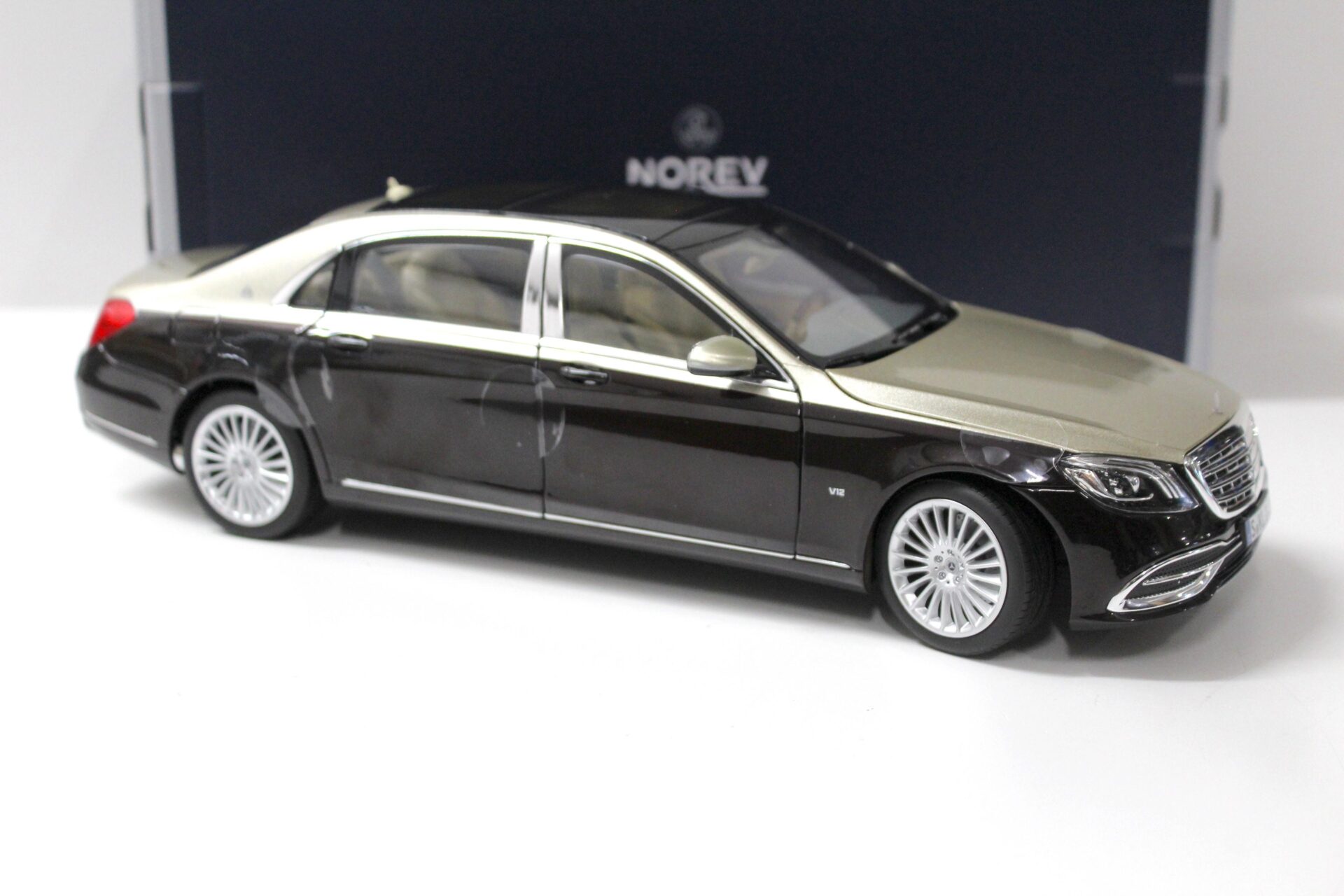 1:18 Norev Mercedes Maybach S650 Limousine 2018 dark red/ silver gold